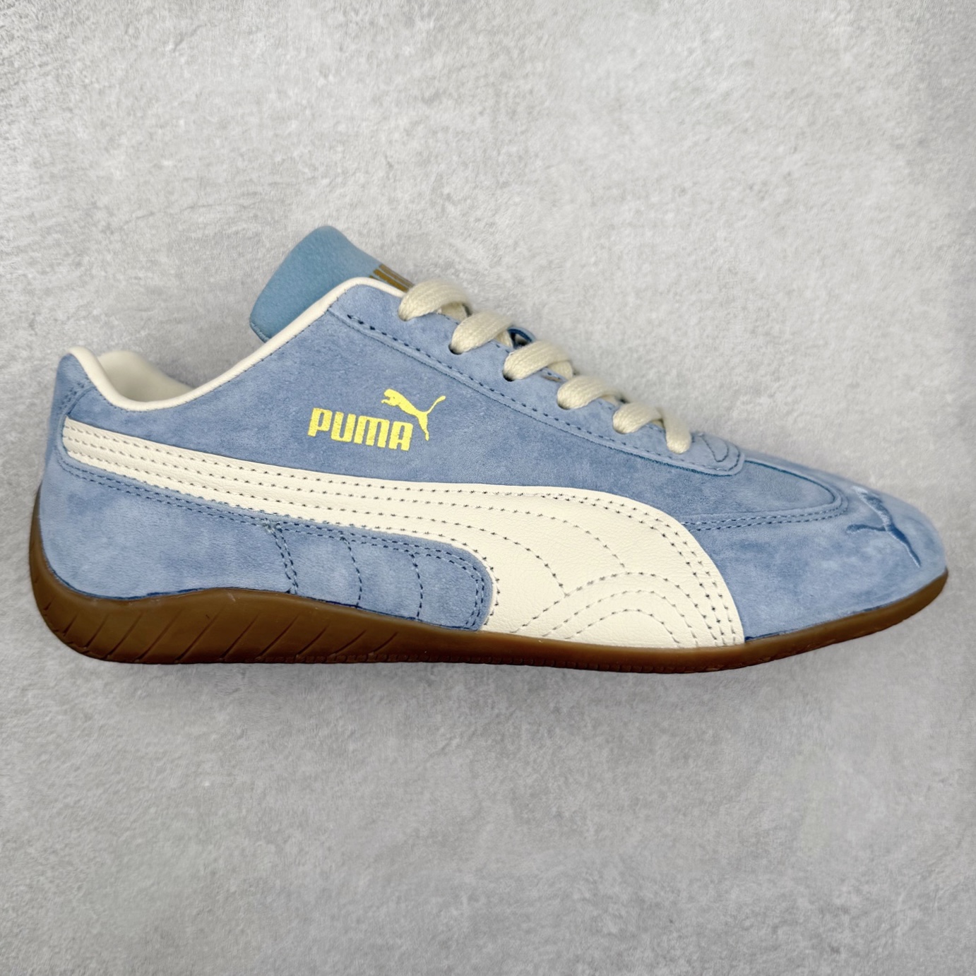＃TG特价福利 PUMA Speedca OG 彪马极速赛车系列低帮德训风拼接复古百搭休闲运动赛车鞋 鞋款从80、90年代赛车手所穿的防火赛车鞋为原型，鞋身线条模仿了赛车的流线廓形，体现了空气动力学原理的结构。简约流畅的外观，恰好又和贯穿其中的Formstrip Logo融合恰到好处，视觉上细节丰富且协调。本次Speedcat OG鞋款归来，最大看点自然式保留了窄版鞋型以及薄底构造。这两年各品牌鞋底越做越厚，Speedcat反其道而行之，上脚几乎无鞋底的效果带来耳目一新的视觉体验。鞋面依旧是以质感细腻的麂皮材质打造，并且大面积近乎全包裹的使用，复古味道也愈发浓烈。配色上更是将最原始的黑色和红色带回，向F1赛车队的标志性队服致敬。相信让各位一眼种草的更多是出挑的大红色，上脚即可瞬间点亮整体造型，在以球鞋为核心的OOTD中脱颖而出。而另一款黑色则是低调的万金油，彰显新潮个性的同时又不喧宾夺主，也是热爱简约系穿搭朋友的首选。 尺码：35.5 36 37 37.5 38 38.5 39 40 40.5 41 42 42.5 43 44 44.5 45-选品中心