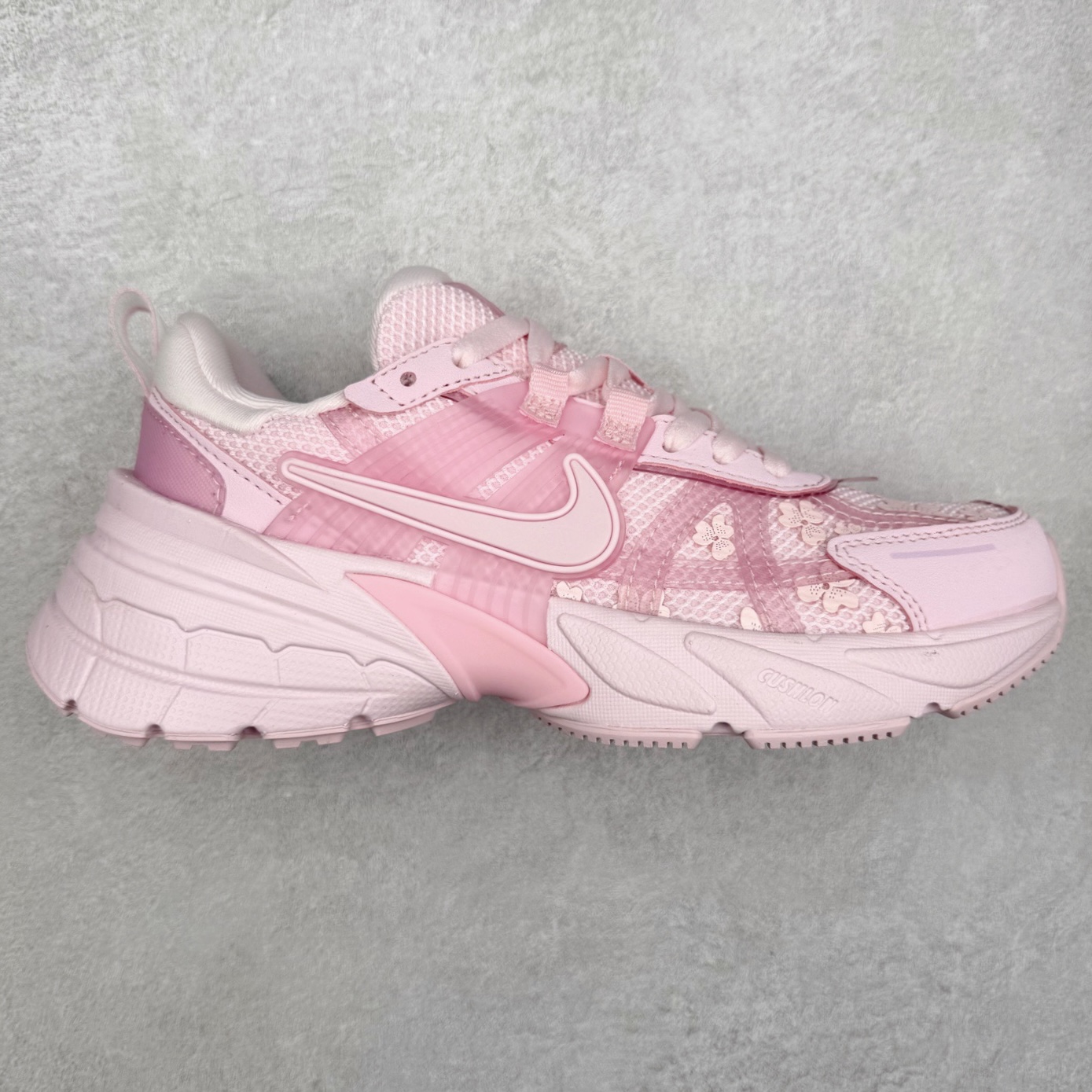 NK V2K Runtekk 减震防滑低帮 复古老爹鞋跑步鞋 HJ5269-600 鞋款被命名为 Runtekk 设计上借鉴了 2000 年的跑鞋风格 配色上以金属银为主调 简练又有复古运动气质 材质上使用大面积网眼、皮革、TPU 组成 支撑和透气性肯定不错 中底处由 Cushlon 泡绵打造 保证在压马路时可以提供优秀脚感 并通过一手做旧氧化效果突出复古感 中底造型很容易让大家联想到巴黎世家3XL 增高效果同样不能忽视 尺码：36 36.5 37.5 38 38.5 39 40 40.5 41 42 42.5 43 44 44.5 45-选品中心