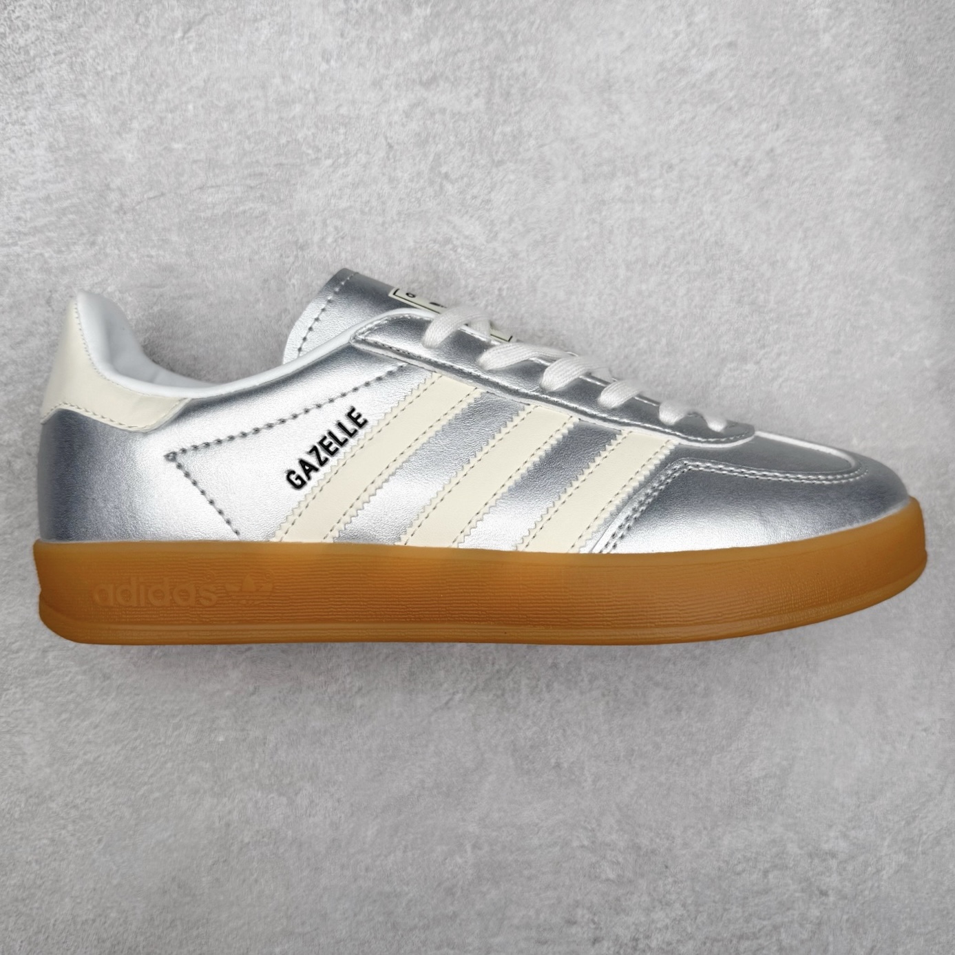 AD Gazelle Indoor Trainers 羚羊内训系列低帮复古百搭休闲运动德训风板鞋 JR1206 90年代经典的复刻版！自60年代以足球训练鞋面世以来,Gazelle就以其经典设计席卷全球。1991年版本的复刻,再造经典Gazelle。采用皮革打造,搭配浊色细节,让这款经典更加简约。尺码：36 36⅔ 37⅓ 38 38⅔ 39⅓ 40 40⅔ 41⅓ 42 42⅔ 43⅓ 44⅓ 44⅔ 45-选品中心