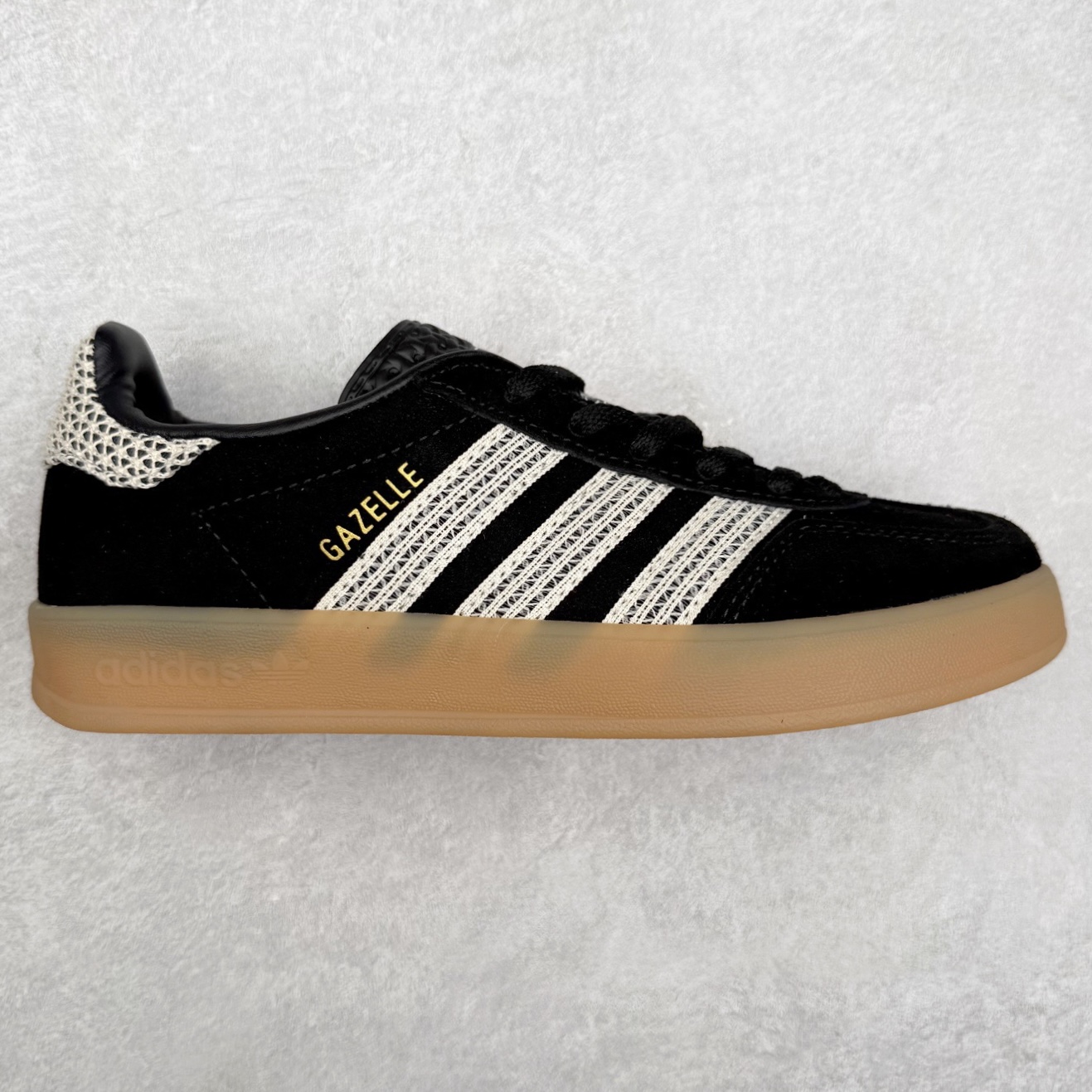 AD Gazelle Indoor Trainers 羚羊内训系列低帮复古百搭休闲运动德训风板鞋 JI2755 90年代经典的复刻版！自60年代以足球训练鞋面世以来,Gazelle就以其经典设计席卷全球。1991年版本的复刻,再造经典Gazelle。采用皮革打造,搭配浊色细节,让这款经典更加简约。尺码：36 36⅔ 37⅓ 38 38⅔ 39⅓ 40 40⅔ 41⅓ 42 42⅔ 43⅓ 44⅓ 44⅔ 45-选品中心