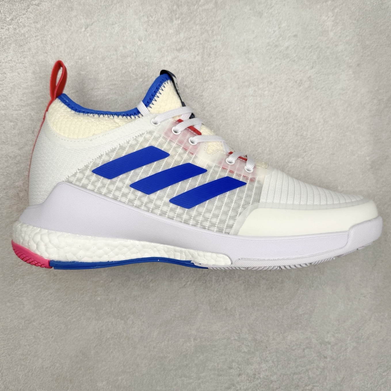 AD Crazyflight Mid 减震防滑中帮训练鞋 男女同款 GX1259 借助Crazyflight,您可以在球场上获得所需的支撑性贴合性，灵敏的缓冲性和透气舒适性。弹力网眼鞋面透气，可保持凉爽。TPU纱线中足护具可保持轻巧的感觉和透气性，同时提供横向稳定性。蕾丝封扣带来舒适款式。鞋跟中的绒面革衬里感觉舒适且光滑。BOOST技术可提供灵敏，缓冲的感觉，吸收震动并保持飞行。模压鞋垫可提供额外缓冲。耐用的橡胶外底可在所有方向提供牵引力和耐用性。实拍调校N版已经零色差零失真 百分百还原实物色彩所见即所得 不存在货不对板色差等低级问题 选购参考实物拍摄 不混卖不参货 只用心做好货严格选品 承诺混一赔十 尺码：36 36.5 37.5 38 38.5 39 40 40.5 41 42 42.5 43 44 44.5 45 46-选品中心