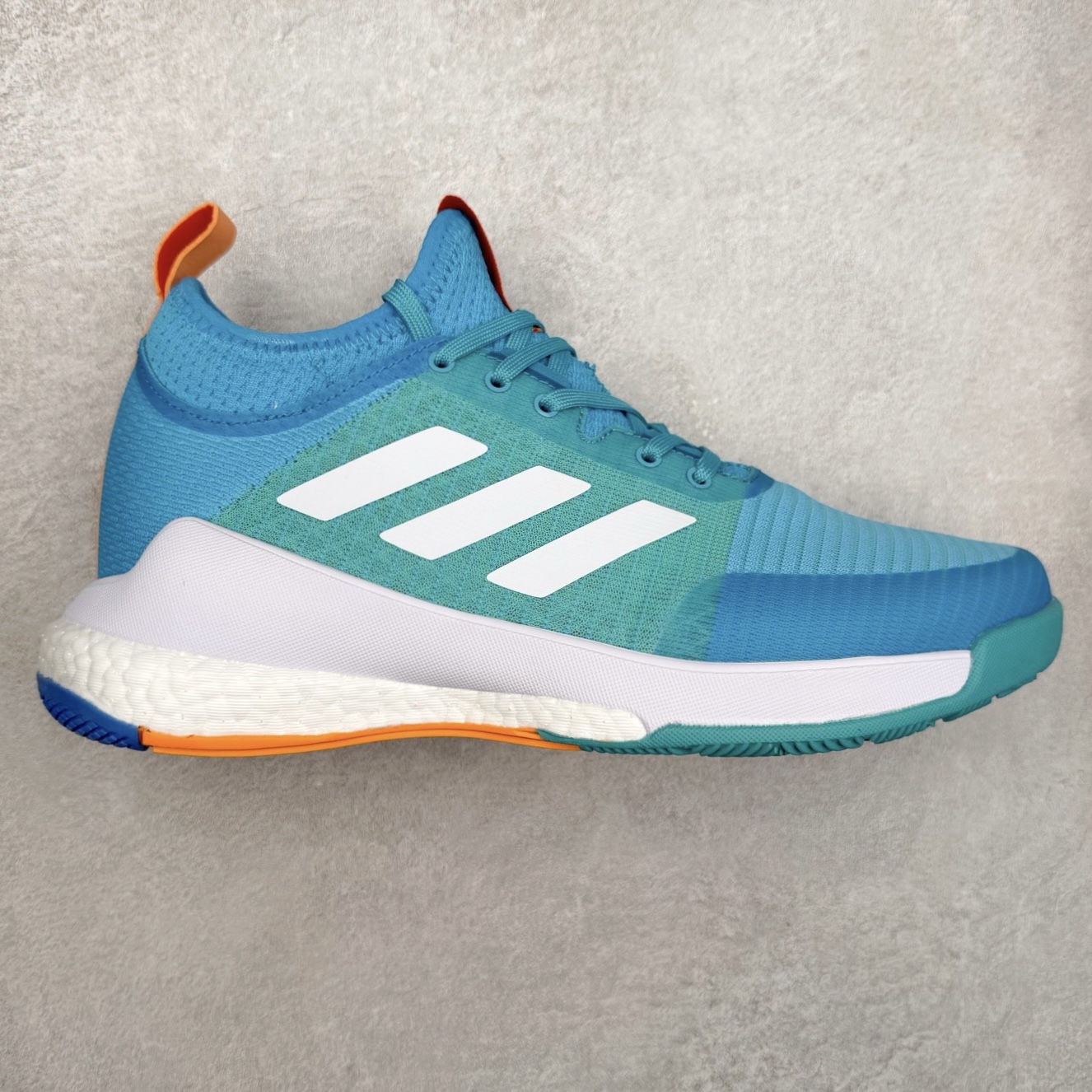 AD Crazyflight Mid 减震防滑中帮训练鞋 男女同款 BB6892 借助Crazyflight,您可以在球场上获得所需的支撑性贴合性，灵敏的缓冲性和透气舒适性。弹力网眼鞋面透气，可保持凉爽。TPU纱线中足护具可保持轻巧的感觉和透气性，同时提供横向稳定性。蕾丝封扣带来舒适款式。鞋跟中的绒面革衬里感觉舒适且光滑。BOOST技术可提供灵敏，缓冲的感觉，吸收震动并保持飞行。模压鞋垫可提供额外缓冲。耐用的橡胶外底可在所有方向提供牵引力和耐用性。实拍调校N版已经零色差零失真 百分百还原实物色彩所见即所得 不存在货不对板色差等低级问题 选购参考实物拍摄 不混卖不参货 只用心做好货严格选品 承诺混一赔十 尺码：36 36.5 37.5 38 38.5 39 40 40.5 41 42 42.5 43 44 44.5 45 46-选品中心