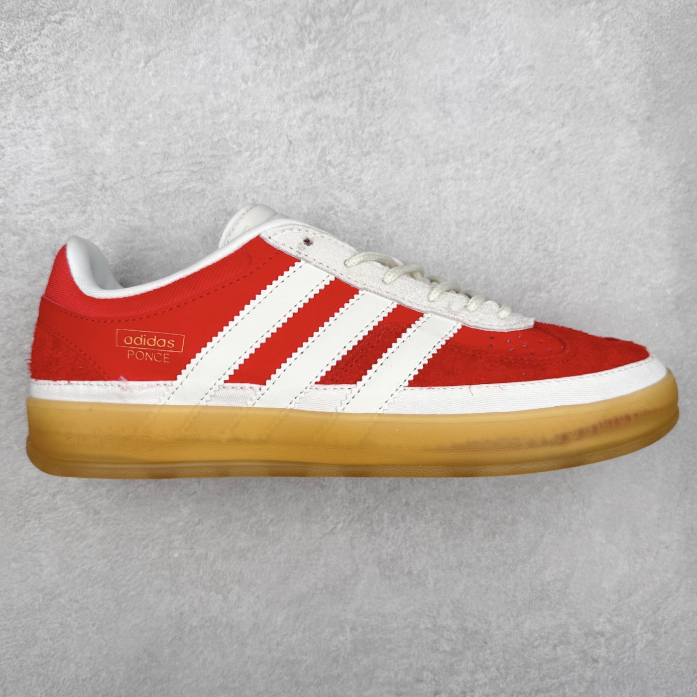 ＃TG Bad Bunny x AD Gazelle Indoor Trainers 坏痞兔联名羚羊内训系列低帮复古百搭休闲运动德训风板鞋 JS5054 Bad Bunny本人在杂志拍摄时率先上脚带一波节奏，emm，手上拿的杂志封面还是Kylie，看来前女友和布克重新约会，这位哥也还是没放下啊...回到鞋款本身，整体选择了简约的黑白皮革搭配浅灰色长绒麂皮材质，最后以半透明生胶大底收尾，质感在线。不同于以往联名的调色盘操作，Bad Bunny对Gazelle indoor进行了加宽加厚处理，以及鞋头变形的设计，带来全新的歪头面包鞋型Gazelle。此外，鞋款标签直接呈现在后跟处，鞋侧adidas标识下方还加入了\\\