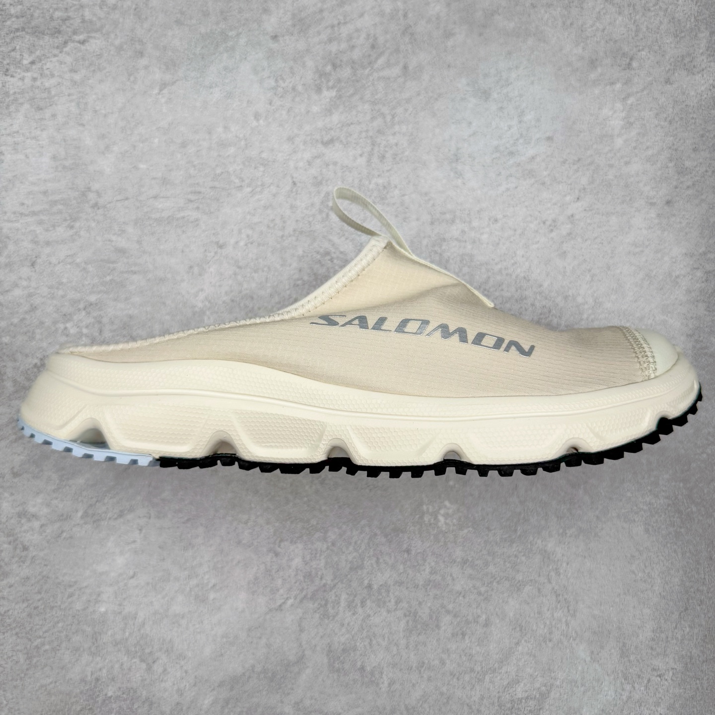 ＃HP SALOMON萨洛蒙 RX Slide 3.0 CANVAS 舒适柔软 防滑包头拖鞋 男女同款 SALOMON诞生于1947年的法国阿尔卑斯山区，全球知名的户外运动品牌。一直致力于推动滑雪、越野跑等山地运动的发展及产品的进步。其产品设计致力于追求创新和发掘产品的性能极限，帮助喜欢自由的人在山地间不断挑战自我。实拍调校N版已经零色差零失真 百分百还原实物色彩所见即所得 不存在货不对板色差等低级问题 选购参考实物拍摄 不混卖不参货 只用心做好货严格选品 承诺混一赔十 尺码：36 36.5 37.5 38 38.5 39 40 40.5 41 42 42.5 43 44 44.5 45-选品中心