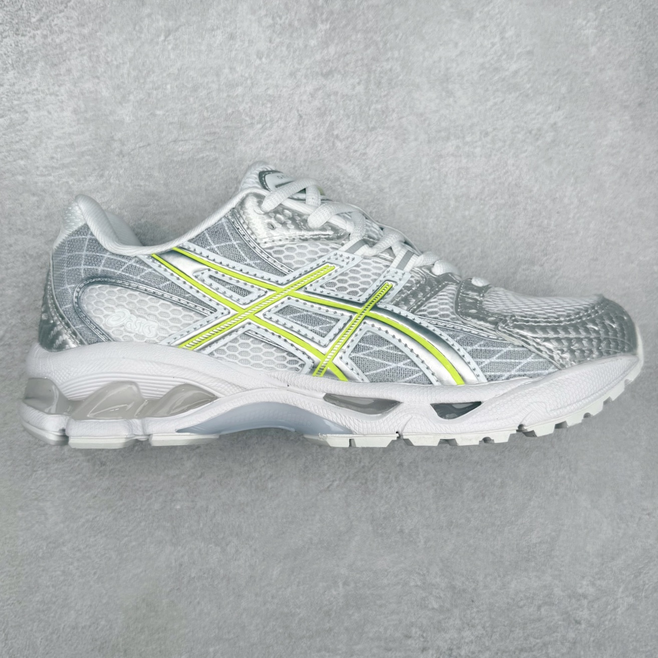 ASICS Gel-Nimbus 10.1 亚瑟士雨云10.1代系列轻量缓震休闲运动跑步鞋 近年来，运动鞋市场迎来了一个新的设计潮流：通过融合艺术与技术，赋予运动鞋更多的时尚元素和创新设计。作为市场中的领导者之一，ASICS（亚瑟士）一向以其技术创新和卓越的鞋款设计著称。而另一个前卫的实验鞋类品牌EMPTY BEHAVIOR，以其非凡的创意和探索，尤其对未来主义和非传统材料的热情撞击，从业界中脱颖而出。两者的合作，以推出特别版的GEL-NIMBUS™ 10.1鞋款——主题为“EVEN MY SHOE IS ART”为标志，为运动鞋设计涉入一个全新的高度。尺码：36 37 37.5 38 39 39.5 40.5 41.5 42 42.5 43.5 44 44.5 45-选品中心