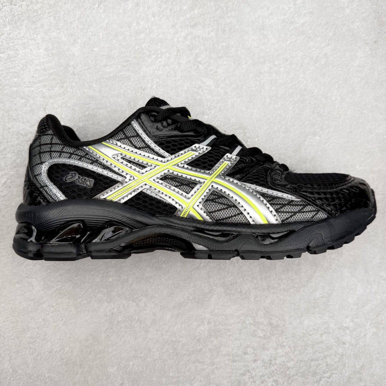 ASICS Gel-Nimbus 10.1 亚瑟士雨云10.1代系列轻量缓震休闲运动跑步鞋 近年来，运动鞋市场迎来了一个新的设计潮流：通过融合艺术与技术，赋予运动鞋更多的时尚元素和创新设计。作为市场中的领导者之一，ASICS（亚瑟士）一向以其技术创新和卓越的鞋款设计著称。而另一个前卫的实验鞋类品牌EMPTY BEHAVIOR，以其非凡的创意和探索，尤其对未来主义和非传统材料的热情撞击，从业界中脱颖而出。两者的合作，以推出特别版的GEL-NIMBUS™ 10.1鞋款——主题为“EVEN MY SHOE IS ART”为标志，为运动鞋设计涉入一个全新的高度。尺码：36 37 37.5 38 39 39.5 40.5 41.5 42 42.5 43.5 44 44.5 45-选品中心
