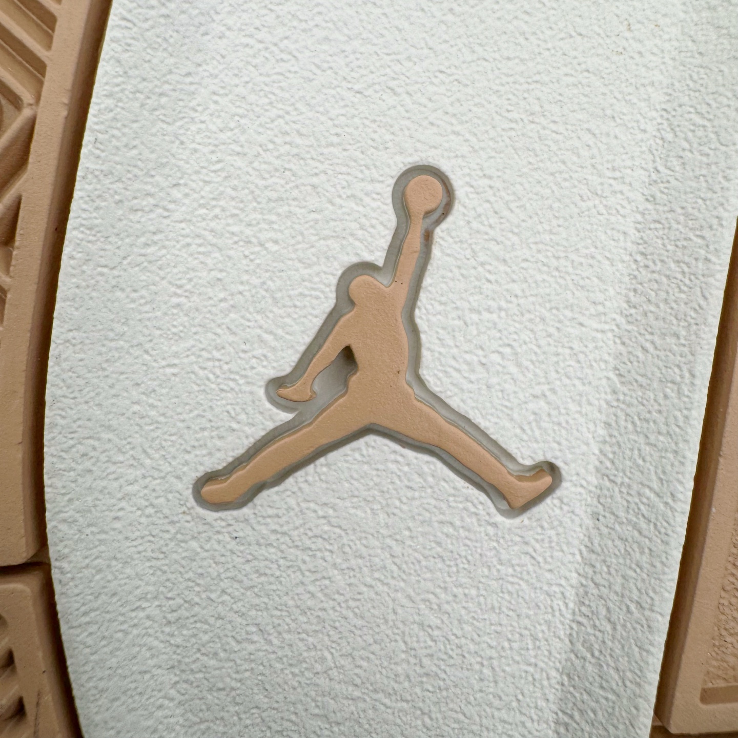 图片[20]-＃GX Air Jordan AJ4 WMNS \\\”Cozy Girl\\\”泰迪熊 HV0823-200 圈内最强四代 独家外贸特供尺码含 45.5 49.5 50.5 耗时半年巨作 全套原纸板楦头开发 原厂特供皮料加持 确保原汁原味 完美呈现四代版型 一比一鞋头弧度高度鞋身弧度 数据细节工艺流程均保持原鞋一致 原厂TPU网格鞋带扣 正确内里网布 菱角分明不变形无多余毛边 柔软性质感一致于原鞋 市场唯一原厂鞋扣模具 背面可见隐藏注塑口 原厂织唛标 原厂飞人电绣工艺 尾指中部跳三针 独家绑鞋带手法 印刷中底布 四线拉帮 米色美纹纸贴合固定 进口港宝加持 后跟自然饱满 全鞋荧光划线卡点 追求极致完美 每一双都是工艺品 多重QC质检 超越公司货的品控标准 实实在在的免检产品 尺码：36 36.5 37.5 38 38.5 39 40 40.5 41 42 42.5 43 44 44.5 45 45.5 46 47.5 48.5 49.5 50.5-选品中心