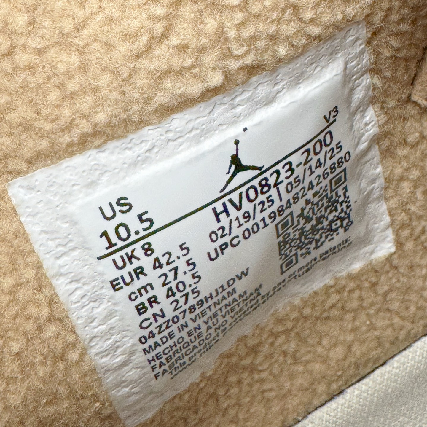 图片[11]-＃GX Air Jordan AJ4 WMNS \\\”Cozy Girl\\\”泰迪熊 HV0823-200 圈内最强四代 独家外贸特供尺码含 45.5 49.5 50.5 耗时半年巨作 全套原纸板楦头开发 原厂特供皮料加持 确保原汁原味 完美呈现四代版型 一比一鞋头弧度高度鞋身弧度 数据细节工艺流程均保持原鞋一致 原厂TPU网格鞋带扣 正确内里网布 菱角分明不变形无多余毛边 柔软性质感一致于原鞋 市场唯一原厂鞋扣模具 背面可见隐藏注塑口 原厂织唛标 原厂飞人电绣工艺 尾指中部跳三针 独家绑鞋带手法 印刷中底布 四线拉帮 米色美纹纸贴合固定 进口港宝加持 后跟自然饱满 全鞋荧光划线卡点 追求极致完美 每一双都是工艺品 多重QC质检 超越公司货的品控标准 实实在在的免检产品 尺码：36 36.5 37.5 38 38.5 39 40 40.5 41 42 42.5 43 44 44.5 45 45.5 46 47.5 48.5 49.5 50.5-选品中心