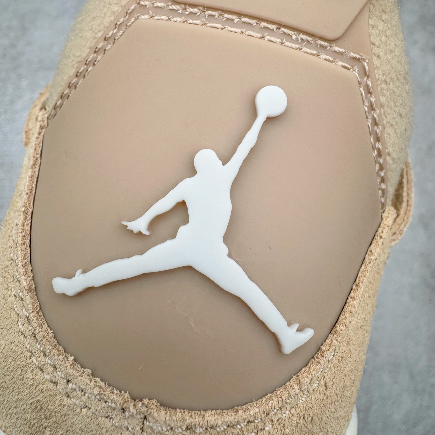 图片[15]-＃GX Air Jordan AJ4 WMNS \\\”Cozy Girl\\\”泰迪熊 HV0823-200 圈内最强四代 独家外贸特供尺码含 45.5 49.5 50.5 耗时半年巨作 全套原纸板楦头开发 原厂特供皮料加持 确保原汁原味 完美呈现四代版型 一比一鞋头弧度高度鞋身弧度 数据细节工艺流程均保持原鞋一致 原厂TPU网格鞋带扣 正确内里网布 菱角分明不变形无多余毛边 柔软性质感一致于原鞋 市场唯一原厂鞋扣模具 背面可见隐藏注塑口 原厂织唛标 原厂飞人电绣工艺 尾指中部跳三针 独家绑鞋带手法 印刷中底布 四线拉帮 米色美纹纸贴合固定 进口港宝加持 后跟自然饱满 全鞋荧光划线卡点 追求极致完美 每一双都是工艺品 多重QC质检 超越公司货的品控标准 实实在在的免检产品 尺码：36 36.5 37.5 38 38.5 39 40 40.5 41 42 42.5 43 44 44.5 45 45.5 46 47.5 48.5 49.5 50.5-选品中心