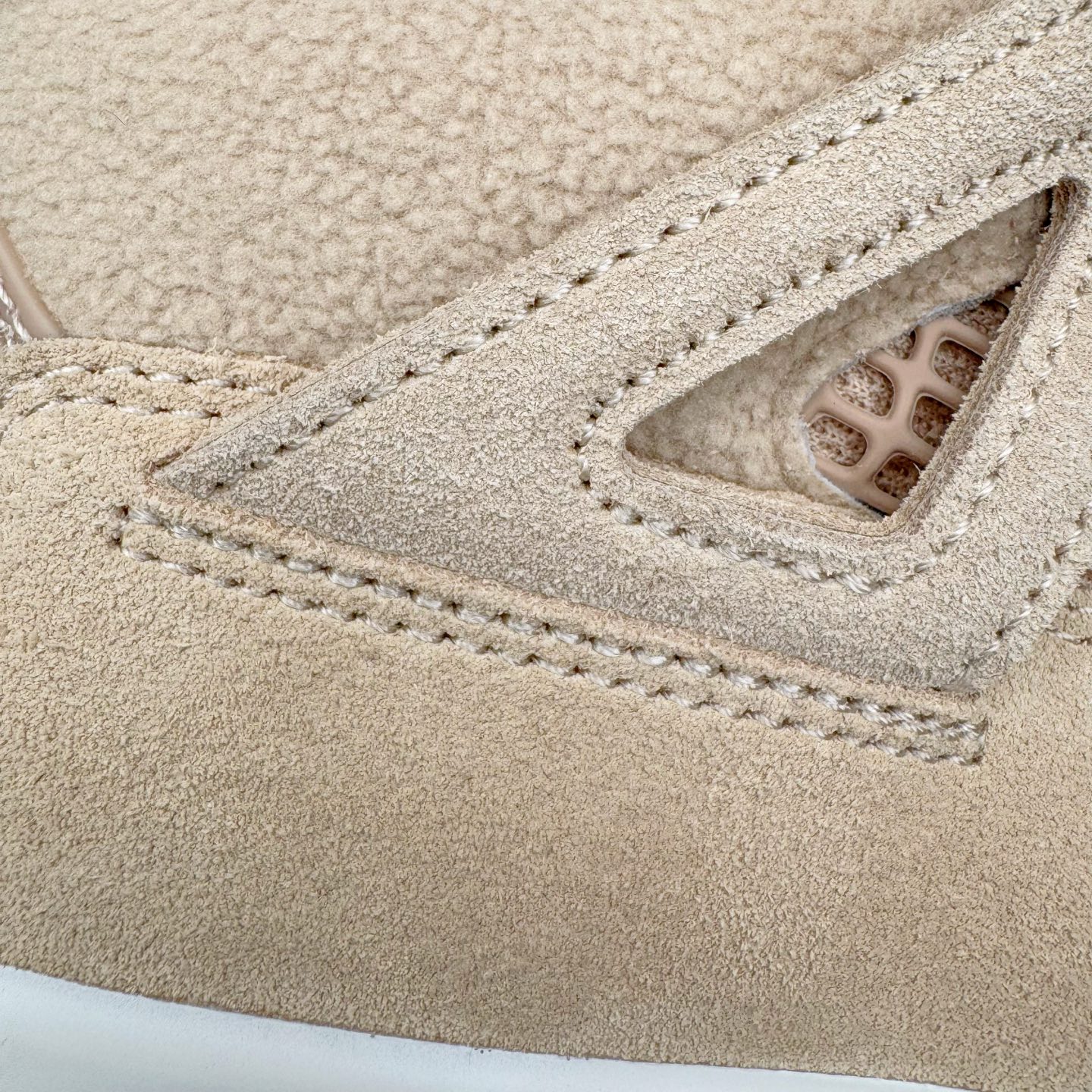 图片[17]-＃GX Air Jordan AJ4 WMNS \\\”Cozy Girl\\\”泰迪熊 HV0823-200 圈内最强四代 独家外贸特供尺码含 45.5 49.5 50.5 耗时半年巨作 全套原纸板楦头开发 原厂特供皮料加持 确保原汁原味 完美呈现四代版型 一比一鞋头弧度高度鞋身弧度 数据细节工艺流程均保持原鞋一致 原厂TPU网格鞋带扣 正确内里网布 菱角分明不变形无多余毛边 柔软性质感一致于原鞋 市场唯一原厂鞋扣模具 背面可见隐藏注塑口 原厂织唛标 原厂飞人电绣工艺 尾指中部跳三针 独家绑鞋带手法 印刷中底布 四线拉帮 米色美纹纸贴合固定 进口港宝加持 后跟自然饱满 全鞋荧光划线卡点 追求极致完美 每一双都是工艺品 多重QC质检 超越公司货的品控标准 实实在在的免检产品 尺码：36 36.5 37.5 38 38.5 39 40 40.5 41 42 42.5 43 44 44.5 45 45.5 46 47.5 48.5 49.5 50.5-选品中心