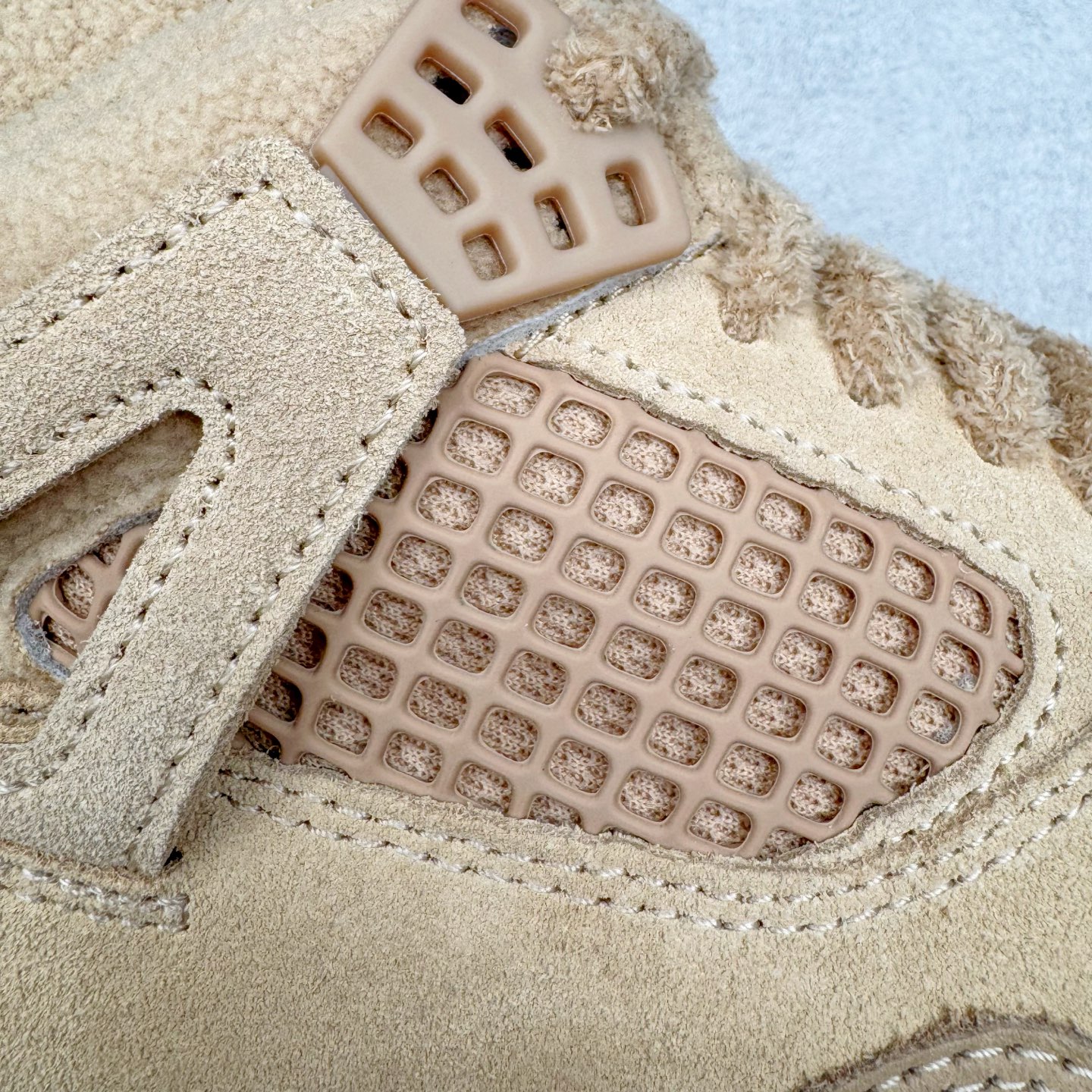 图片[19]-＃GX Air Jordan AJ4 WMNS \\\”Cozy Girl\\\”泰迪熊 HV0823-200 圈内最强四代 独家外贸特供尺码含 45.5 49.5 50.5 耗时半年巨作 全套原纸板楦头开发 原厂特供皮料加持 确保原汁原味 完美呈现四代版型 一比一鞋头弧度高度鞋身弧度 数据细节工艺流程均保持原鞋一致 原厂TPU网格鞋带扣 正确内里网布 菱角分明不变形无多余毛边 柔软性质感一致于原鞋 市场唯一原厂鞋扣模具 背面可见隐藏注塑口 原厂织唛标 原厂飞人电绣工艺 尾指中部跳三针 独家绑鞋带手法 印刷中底布 四线拉帮 米色美纹纸贴合固定 进口港宝加持 后跟自然饱满 全鞋荧光划线卡点 追求极致完美 每一双都是工艺品 多重QC质检 超越公司货的品控标准 实实在在的免检产品 尺码：36 36.5 37.5 38 38.5 39 40 40.5 41 42 42.5 43 44 44.5 45 45.5 46 47.5 48.5 49.5 50.5-选品中心