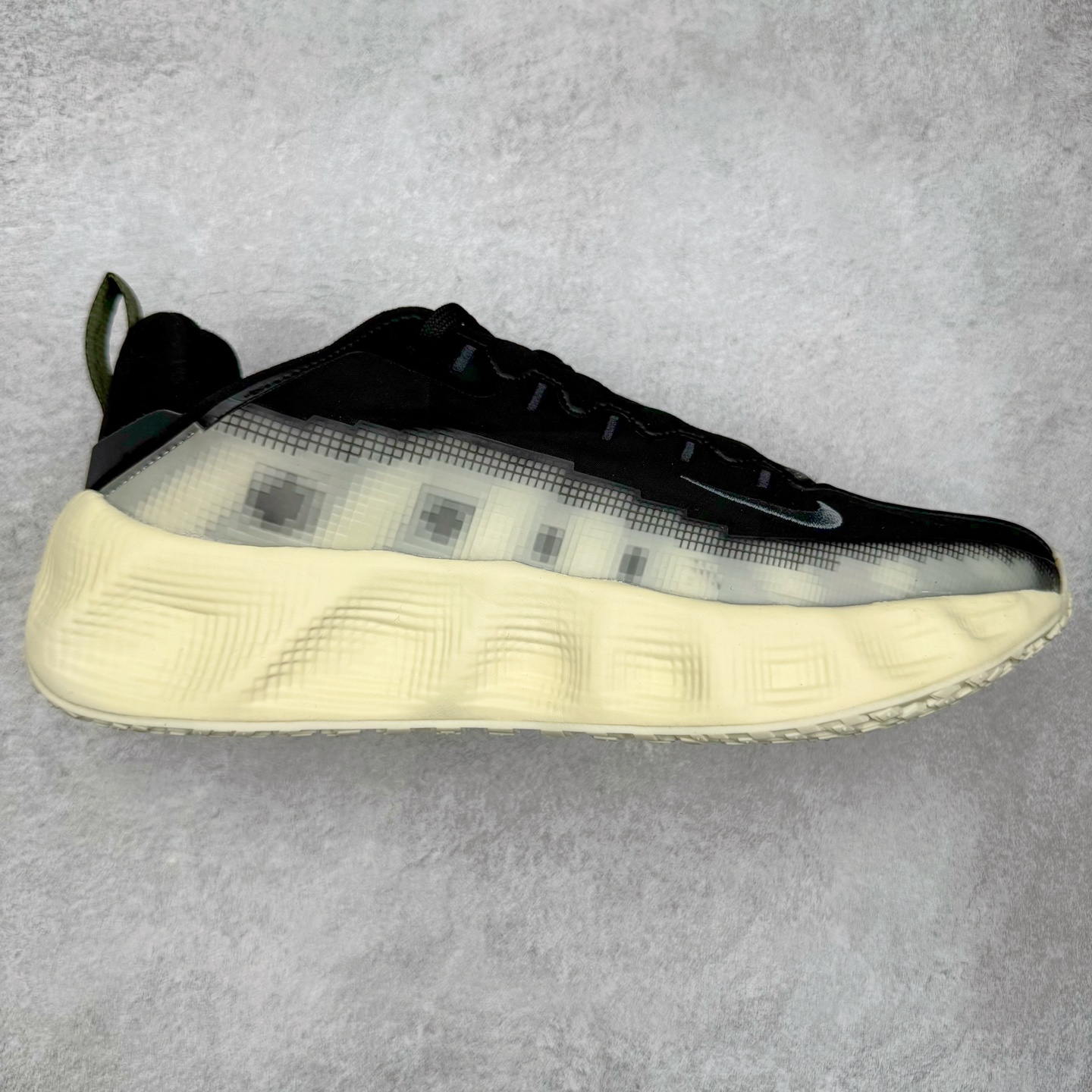 HYEIN SEO x NK Ava Rover 百搭舒适耐磨低帮跑步鞋 男女同款 流线型轮廓，通过轻薄物料鞋面结合 TPU 网格状支撑示人，增厚的中底材质选用 ReactX 加持，华夫外底收尾。鞋垫与后跟鞋提，克制点缀 Hyein Seo 字样。鞋垫与鞋提则采用菱形格纹的变化元素呈现。实拍调校N版已经零色差零失真 百分百还原实物色彩所见即所得 不存在货不对板色差等低级问题 选购参考实物拍摄 不混卖不参货 只用心做好货严格选品 承诺混一赔十 尺码：36 36.5 37.5 38 38.5 39 40 40.5 41 42 42.5 43 44 44.5 45-选品中心