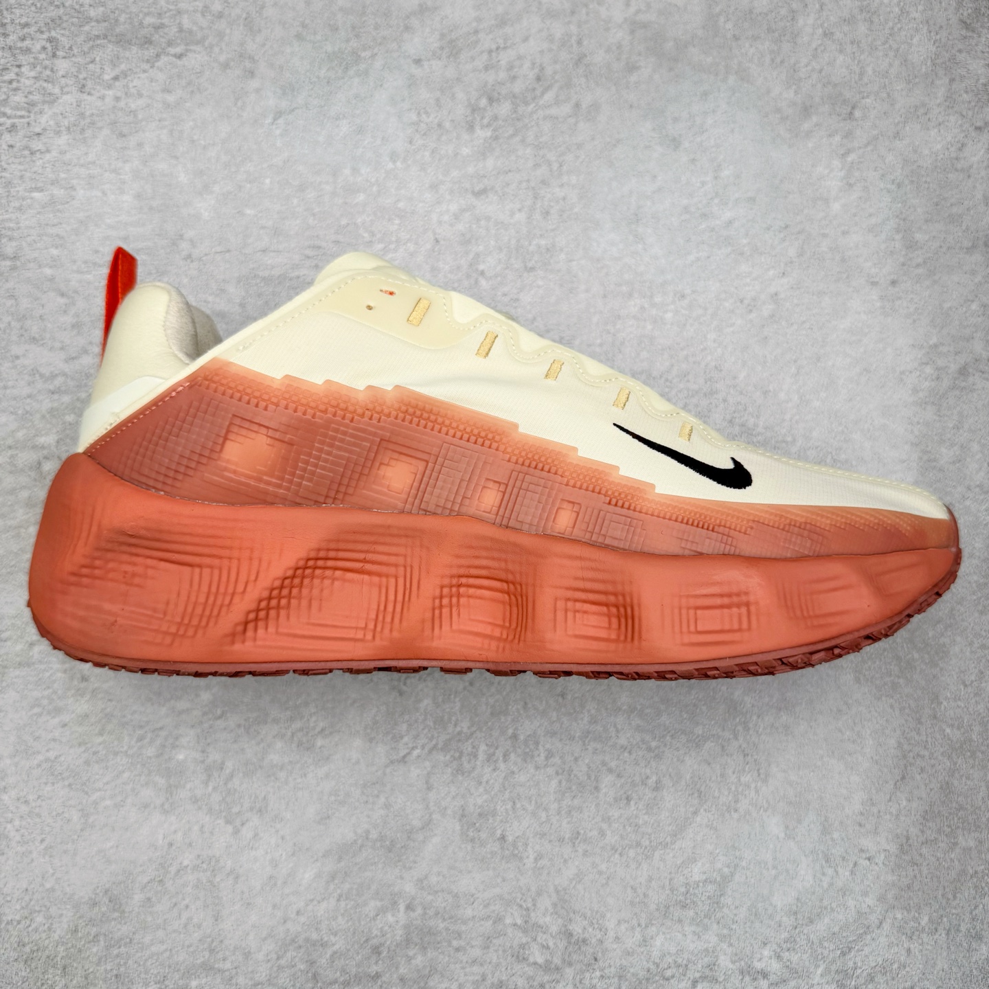 HYEIN SEO x NK Ava Rover 百搭舒适耐磨低帮跑步鞋 男女同款 流线型轮廓，通过轻薄物料鞋面结合 TPU 网格状支撑示人，增厚的中底材质选用 ReactX 加持，华夫外底收尾。鞋垫与后跟鞋提，克制点缀 Hyein Seo 字样。鞋垫与鞋提则采用菱形格纹的变化元素呈现。实拍调校N版已经零色差零失真 百分百还原实物色彩所见即所得 不存在货不对板色差等低级问题 选购参考实物拍摄 不混卖不参货 只用心做好货严格选品 承诺混一赔十 尺码：36 36.5 37.5 38 38.5 39 40 40.5 41 42 42.5 43 44 44.5 45-选品中心