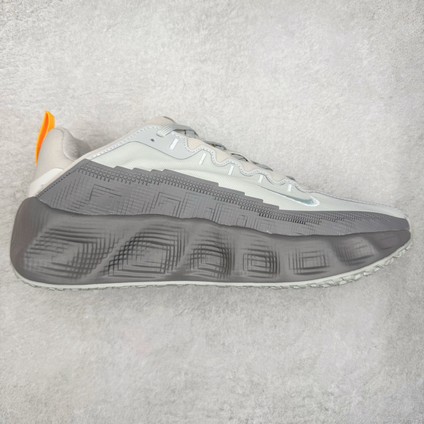 HYEIN SEO x NK Ava Rover 百搭舒适耐磨低帮跑步鞋 男女同款 流线型轮廓，通过轻薄物料鞋面结合 TPU 网格状支撑示人，增厚的中底材质选用 ReactX 加持，华夫外底收尾。鞋垫与后跟鞋提，克制点缀 Hyein Seo 字样。鞋垫与鞋提则采用菱形格纹的变化元素呈现。实拍调校N版已经零色差零失真 百分百还原实物色彩所见即所得 不存在货不对板色差等低级问题 选购参考实物拍摄 不混卖不参货 只用心做好货严格选品 承诺混一赔十 尺码：36 36.5 37.5 38 38.5 39 40 40.5 41 42 42.5 43 44 44.5 45-选品中心