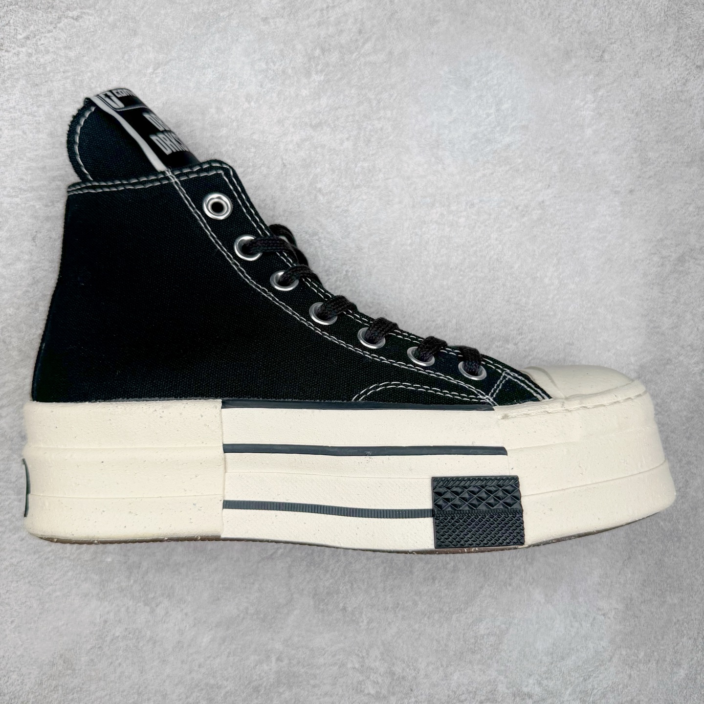 Rick Owens DRKSHDW x Converse Chuck 70 DBL Drksta 简约潮流 高帮休闲帆布鞋 大胆先锋的“双层”鞋底，一步增高融入先锋气质的线条美学解锁经典重塑“新高度” 双倍大胆设计打破常规，搭配标志性的加长鞋舌高调呈现前卫锋芒，让你感受双倍快乐 货号：A04954C 黑色 货号：A06755C 做旧灰 尺码：35-44（36.5 37.5 39.5 41.5 42.5）-选品中心