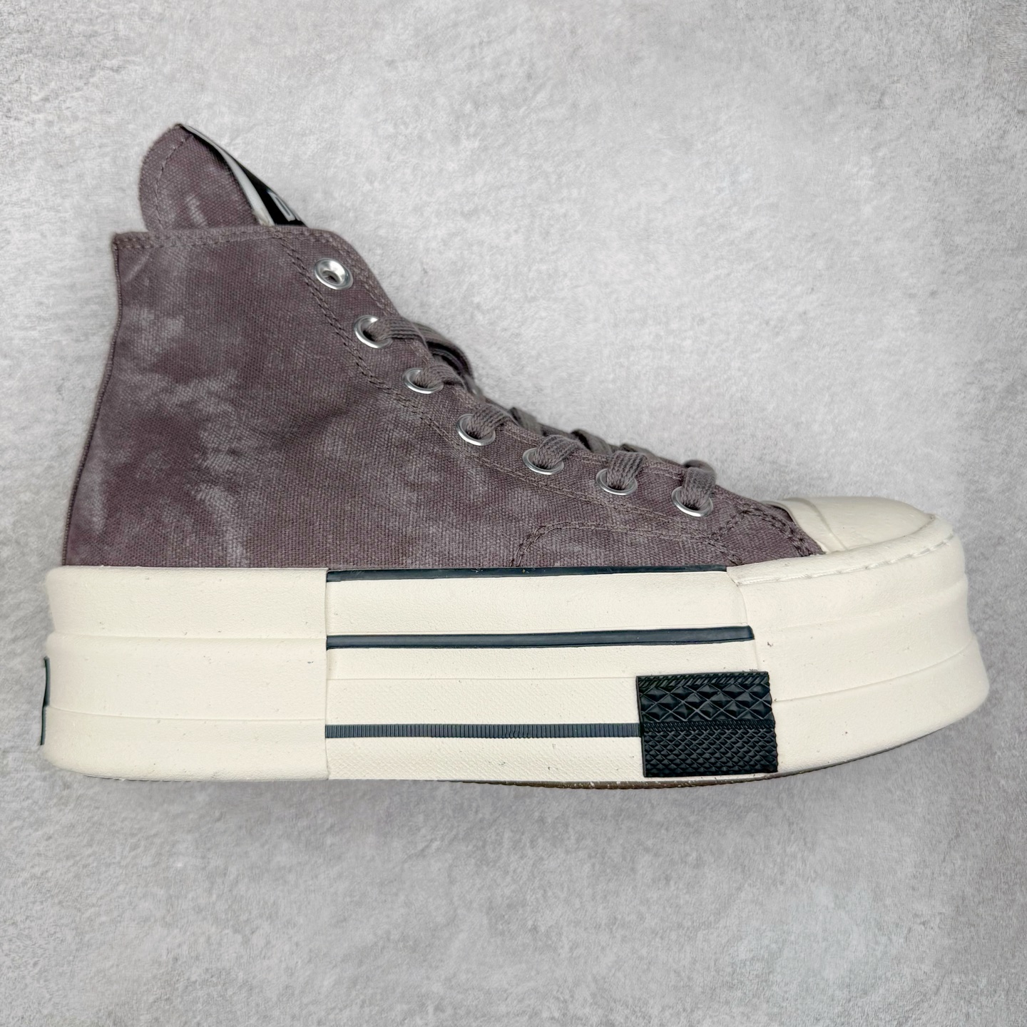 Rick Owens DRKSHDW x Converse Chuck 70 DBL Drksta 简约潮流 高帮休闲帆布鞋 大胆先锋的“双层”鞋底，一步增高融入先锋气质的线条美学解锁经典重塑“新高度” 双倍大胆设计打破常规，搭配标志性的加长鞋舌高调呈现前卫锋芒，让你感受双倍快乐 货号：A04954C 黑色 货号：A06755C 做旧灰 尺码：35-44（36.5 37.5 39.5 41.5 42.5）-选品中心