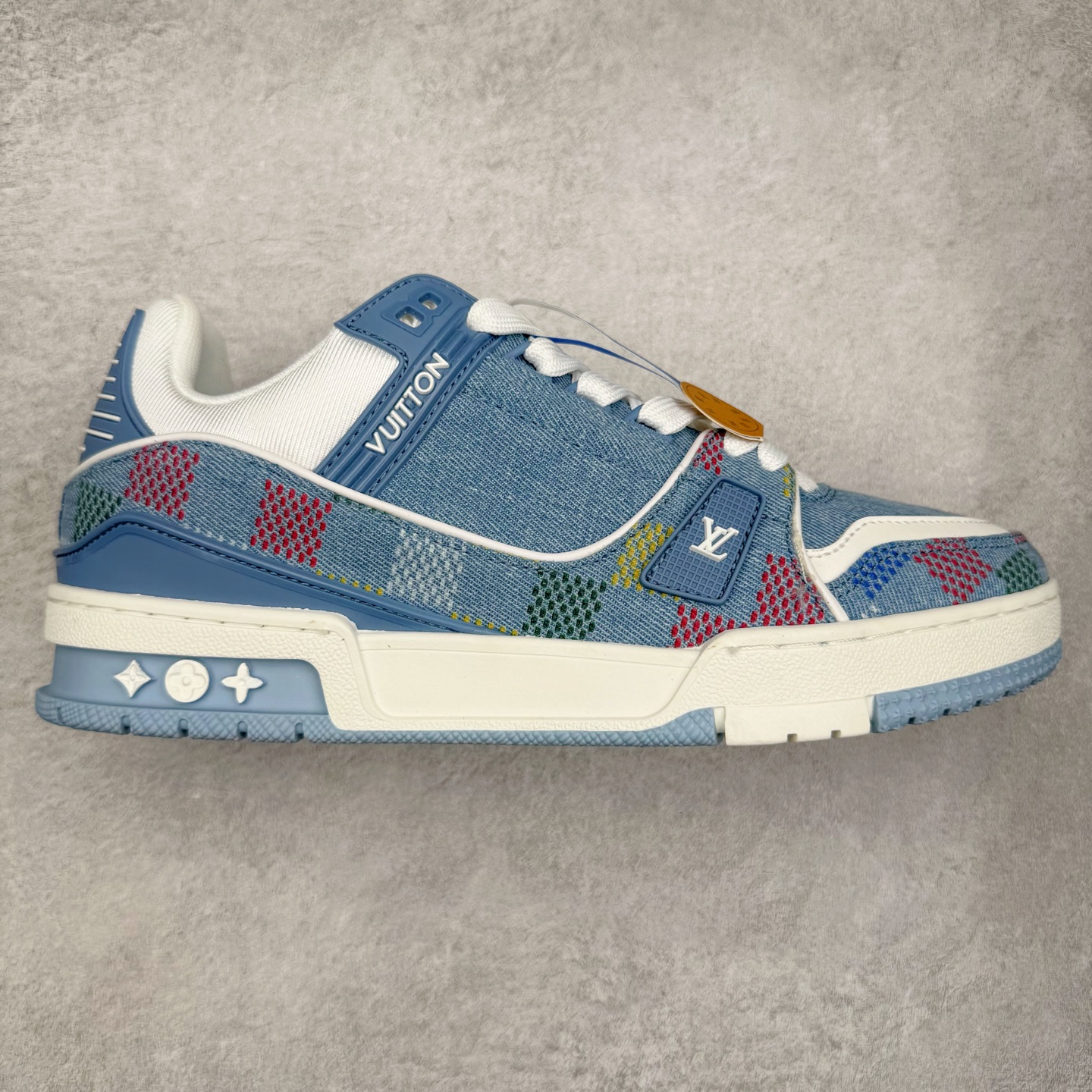 ＃TG Louis Vuitton Trainer lv时装走秀运动鞋板鞋 老外外贸私人订单 口碑实力大厂出品 出货即市场巅峰 全套原纸板楦头开发 原汁原味 完美呈现版型 原数据独家私模大底 超高清洁度 极限压缩成本 超级跑量款式 全套原楦原纸版原鞋开模 独家磨具开发男女鞋 全网最具灵魂的版型 正确原装黄色鞋盒 正确中底印花 鞋面印花3D高频深度立体 全鞋电脑针车 紧密相连 针距密度一致 环保乳胶注塑鞋垫 厚度脚感还原原版 皮面裁剪部位 统一油边封口工艺 原装橡胶大底含胶量大底组合零偏差 专柜全套包装 防尘袋 说明书 质保卡 尺码：35 36 37 38 39 40 41 42 43 44 45-选品中心