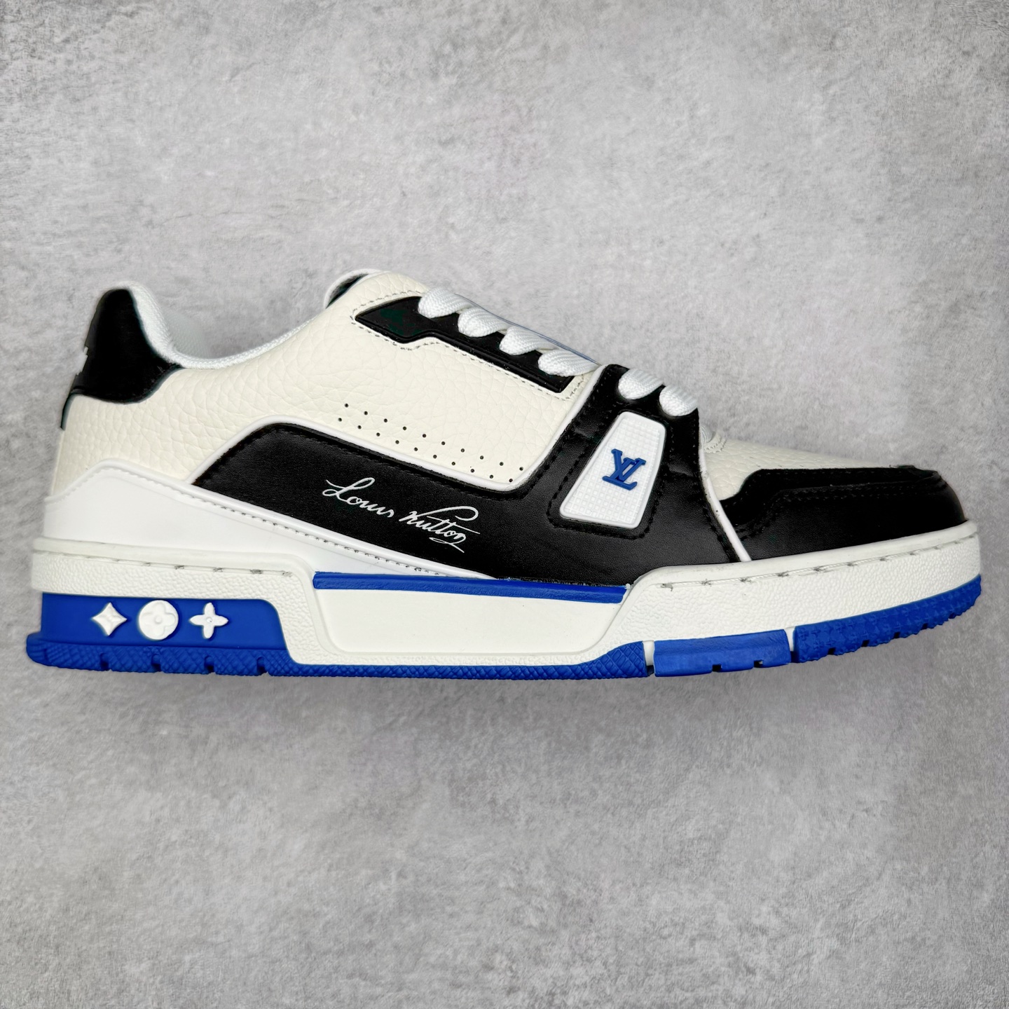 ＃TG Louis Vuitton Trainer lv时装走秀运动鞋板鞋 老外外贸私人订单 口碑实力大厂出品 出货即市场巅峰 全套原纸板楦头开发 原汁原味 完美呈现版型 原数据独家私模大底 超高清洁度 极限压缩成本 超级跑量款式 全套原楦原纸版原鞋开模 独家磨具开发男女鞋 全网最具灵魂的版型 正确原装黄色鞋盒 正确中底印花 鞋面印花3D高频深度立体 全鞋电脑针车 紧密相连 针距密度一致 环保乳胶注塑鞋垫 厚度脚感还原原版 皮面裁剪部位 统一油边封口工艺 原装橡胶大底含胶量大底组合零偏差 专柜全套包装 防尘袋 说明书 质保卡 尺码：35 36 37 38 39 40 41 42 43 44 45-选品中心