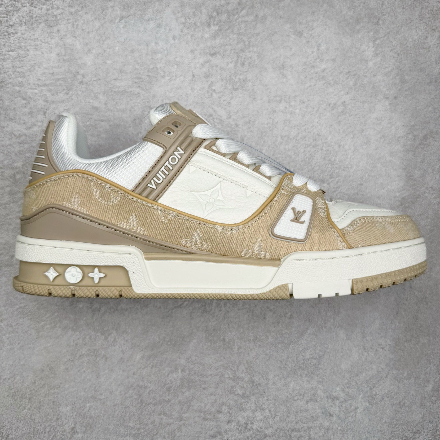 ＃TG Louis Vuitton Trainer lv时装走秀运动鞋板鞋 老外外贸私人订单 口碑实力大厂出品 出货即市场巅峰 全套原纸板楦头开发 原汁原味 完美呈现版型 原数据独家私模大底 超高清洁度 极限压缩成本 超级跑量款式 全套原楦原纸版原鞋开模 独家磨具开发男女鞋 全网最具灵魂的版型 正确原装黄色鞋盒 正确中底印花 鞋面印花3D高频深度立体 全鞋电脑针车 紧密相连 针距密度一致 环保乳胶注塑鞋垫 厚度脚感还原原版 皮面裁剪部位 统一油边封口工艺 原装橡胶大底含胶量大底组合零偏差 专柜全套包装 防尘袋 说明书 质保卡 尺码：35 36 37 38 39 40 41 42 43 44 45-选品中心