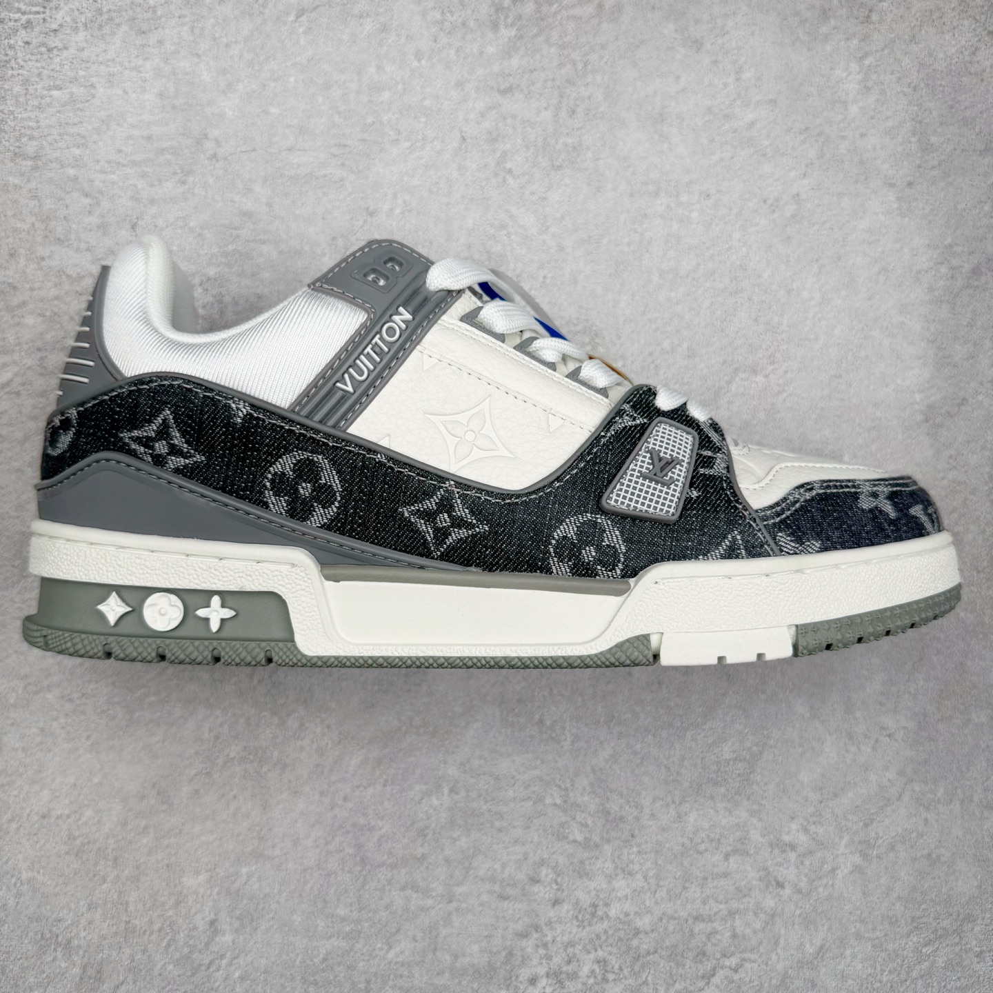 ＃TG Louis Vuitton Trainer lv时装走秀运动鞋板鞋 老外外贸私人订单 口碑实力大厂出品 出货即市场巅峰 全套原纸板楦头开发 原汁原味 完美呈现版型 原数据独家私模大底 超高清洁度 极限压缩成本 超级跑量款式 全套原楦原纸版原鞋开模 独家磨具开发男女鞋 全网最具灵魂的版型 正确原装黄色鞋盒 正确中底印花 鞋面印花3D高频深度立体 全鞋电脑针车 紧密相连 针距密度一致 环保乳胶注塑鞋垫 厚度脚感还原原版 皮面裁剪部位 统一油边封口工艺 原装橡胶大底含胶量大底组合零偏差 专柜全套包装 防尘袋 说明书 质保卡 尺码：35 36 37 38 39 40 41 42 43 44 45-选品中心