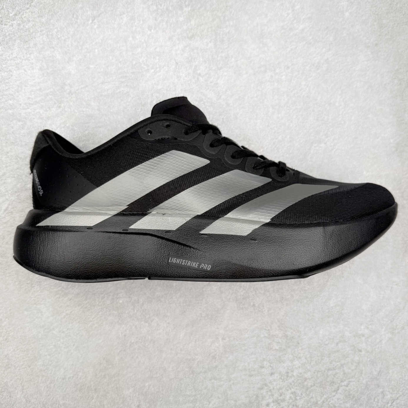 AD Adizero EVO SL 马拉松竞速专业跑鞋 CELERMESH针织网面非常轻薄 纤维间的缝隙很大 可以保证跑步时的透气、排汗效果 鞋舌直接与两侧的内衬和鞋底连接在一起 在跑步过程中不会被鞋舌的左右移动所困扰 在标准鞋带孔的基础上再拓宽一组鞋带孔 适合不同脚型的需求 突破性 EnergyRods 技术，有助于跑者实现更好的成绩 中底独特的LIGHTSTRIKE PRO泡棉材质 微弹感觉在跑步过程中给予了良好的支撑体验 对于顶级精英和高水平进阶跑者来说 ADIOS PRO是一双值得信赖的竞速比赛用鞋 尺码：36 36.5 37.5 38 38.5 39 40 40.5 41 42 42.5 43 44 44.5 45-选品中心