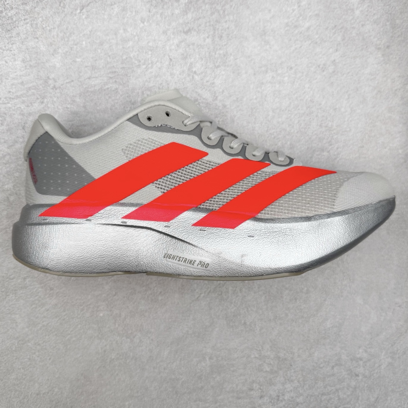 AD Adizero EVO SL 马拉松竞速专业跑鞋 CELERMESH针织网面非常轻薄 纤维间的缝隙很大 可以保证跑步时的透气、排汗效果 鞋舌直接与两侧的内衬和鞋底连接在一起 在跑步过程中不会被鞋舌的左右移动所困扰 在标准鞋带孔的基础上再拓宽一组鞋带孔 适合不同脚型的需求 突破性 EnergyRods 技术，有助于跑者实现更好的成绩 中底独特的LIGHTSTRIKE PRO泡棉材质 微弹感觉在跑步过程中给予了良好的支撑体验 对于顶级精英和高水平进阶跑者来说 ADIOS PRO是一双值得信赖的竞速比赛用鞋 尺码：36 36.5 37.5 38 38.5 39 40 40.5 41 42 42.5 43 44 44.5 45-选品中心