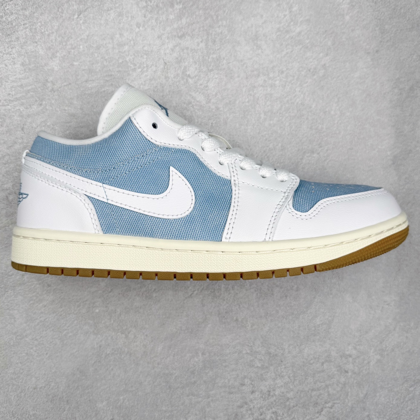 ＃DT纯原 Air Jordan AJ1 Low 低帮 HQ2004-400 终端优势供应 市面中低帮最具代表性版本没有之一 口碑大厂出品 品控大底版型不断改良更新 全套原纸板楦头开发 确保原汁原味 完美呈现版型 完美零毛边处理 原厂内置全掌气垫 价格定位良心 平台专用代工流水线出品 一眼公司既视感 拿到手的一瞬间就与众不同 碾压市面所有版本 全部原鞋开发 每一个配色都会采购原鞋确认细节 打破市面看图做货无好货之说 尺码：35.5 36 36.5 37.5 38 38.5 39 40 40.5 41 42 42.5 43 44 44.5 45 46-选品中心