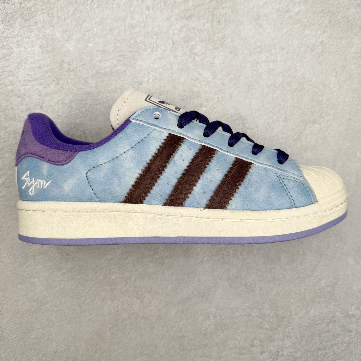 AD Originals Superstar 经典复古贝壳头板鞋 KI3533 诞生于1969年 是第一双将全皮面鞋 身与橡胶鞋头结合在一起的低帮篮球鞋 Superstar最开始 是作为高帮篮球鞋Pro Model的低帮版本而出现的 但因为其独特和醒目的橡胶鞋头造型而让大家熟知 被大家形象地称为\\\”shelltoe\\\”贝壳头 在70年代的美国职业篮球场上 接近3/4的NBA球员都将这双Superstar作为场上用鞋 80年代之后 经过不断的改良和发展 Superstar逐渐成为横跨时装、音乐、街头文化、休闲和运动等各大领域的时尚潮鞋 尺码：36 36.5 37 38 38.5 39 40 40.5 41 42 42.5 43 44 44.5 45-选品中心