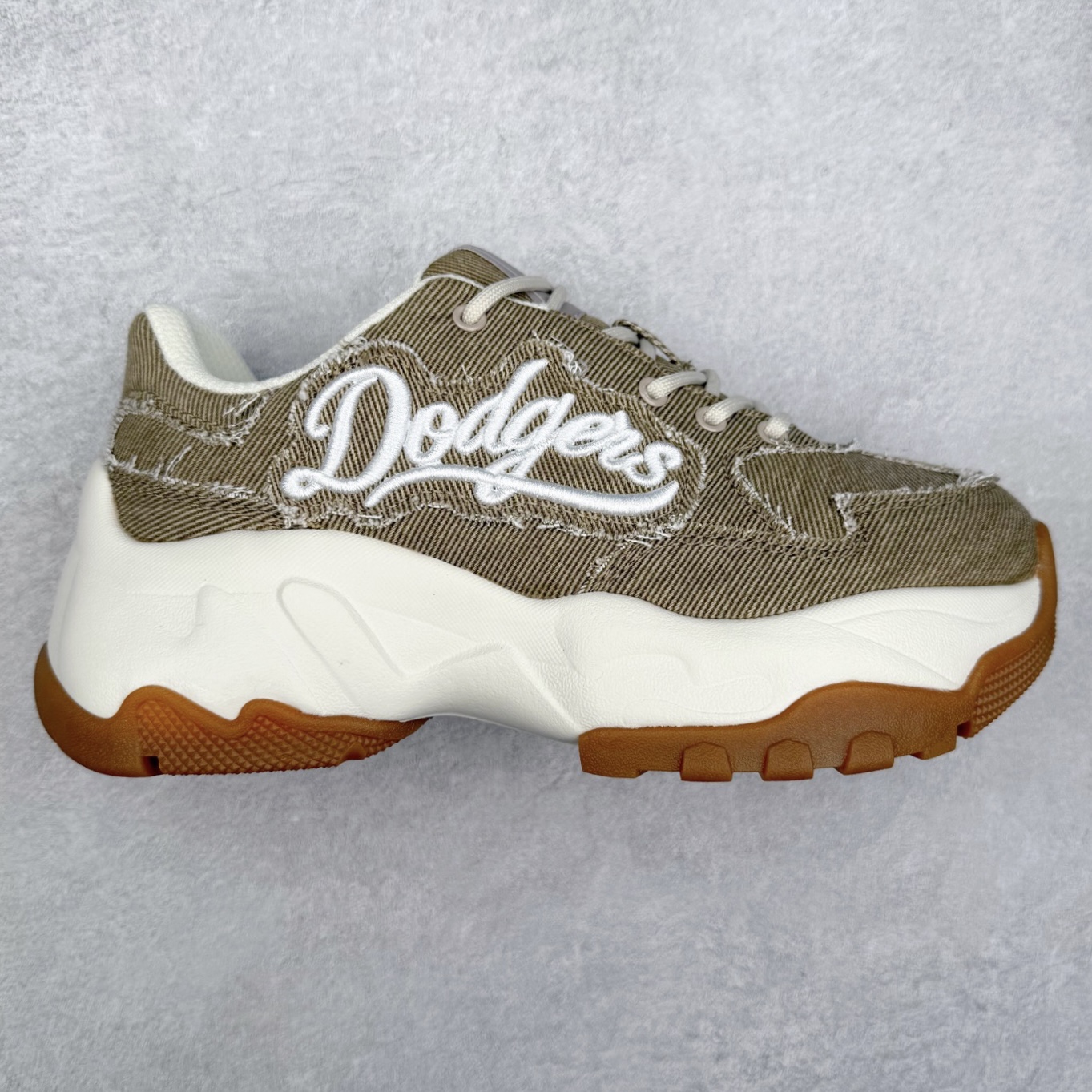 MLB Big Ball Chunky 复古印花老爹鞋系列低帮轻量增高厚底百搭休闲运动慢跑鞋 Korea韩国联名NY美国榄球纽约洋基队限定 韩国代购专供 全套原楦原纸板原厂数据开发 正确中底拉帮中底网布细节 平台代购专供 左脚内置芯片 韩国代购吊牌标贴 独家一比一RB+MD组合大底 高频后跟小人Logo精准对位立体饱满 正确网布加超迁鞋面 转印中底走线紧密 转印Logo工艺表层防刮不掉色 尺码：35 36 36.5 37.5 38 38.5 39 40 40.5 41 42 42.5 43 44 45-选品中心