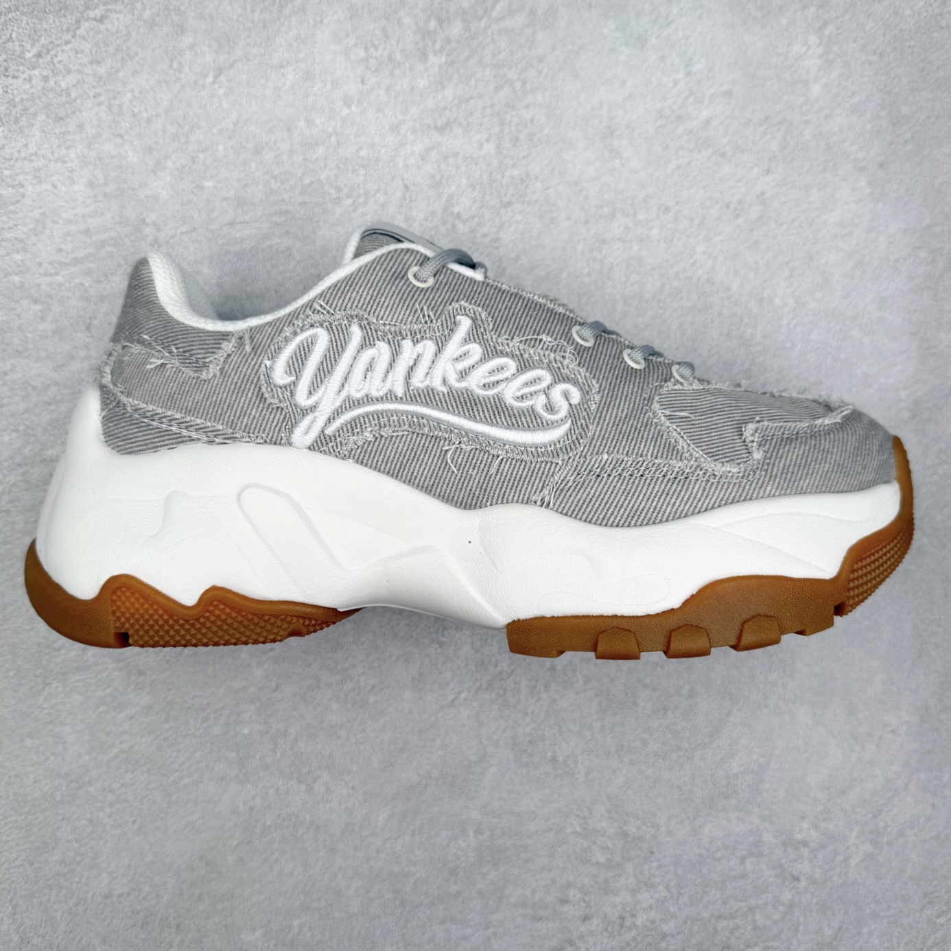 MLB Big Ball Chunky 复古印花老爹鞋系列低帮轻量增高厚底百搭休闲运动慢跑鞋 Korea韩国联名NY美国榄球纽约洋基队限定 韩国代购专供 全套原楦原纸板原厂数据开发 正确中底拉帮中底网布细节 平台代购专供 左脚内置芯片 韩国代购吊牌标贴 独家一比一RB+MD组合大底 高频后跟小人Logo精准对位立体饱满 正确网布加超迁鞋面 转印中底走线紧密 转印Logo工艺表层防刮不掉色 尺码：35 36 36.5 37.5 38 38.5 39 40 40.5 41 42 42.5 43 44 45-选品中心