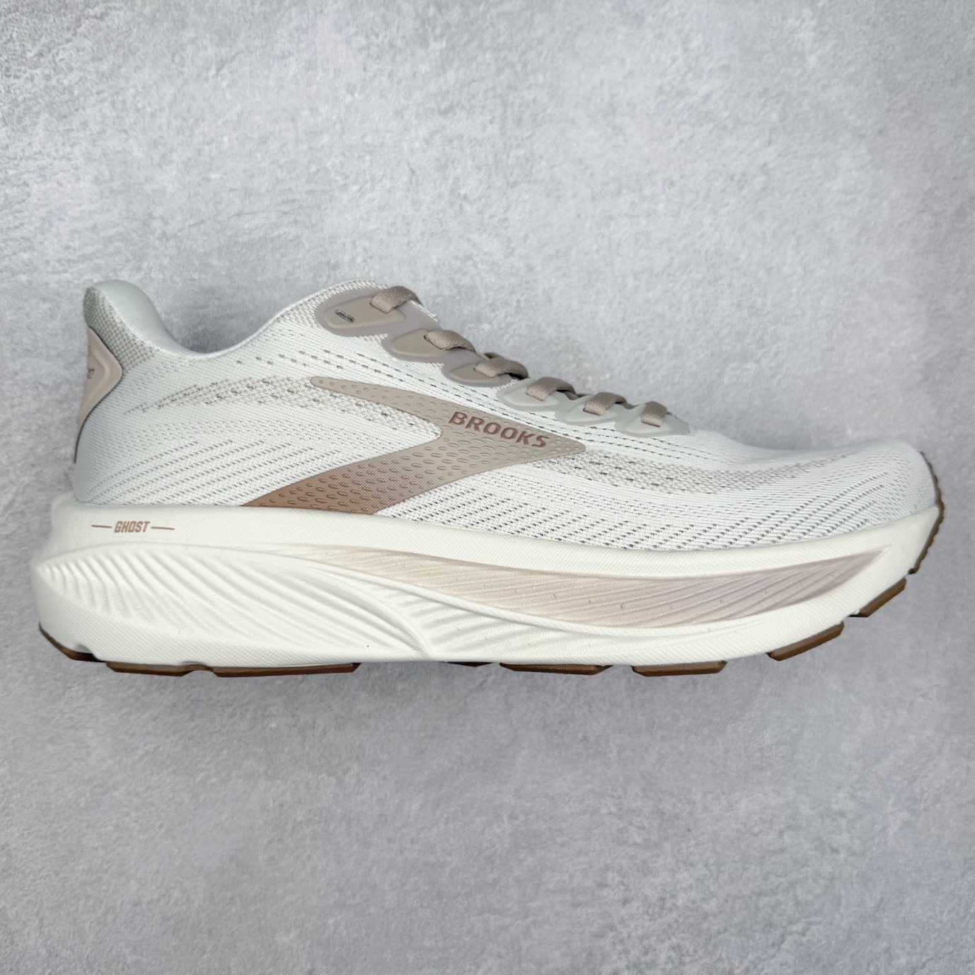 Brooks布鲁克斯 Ghost 17 马拉松舒适百搭防滑耐磨低帮跑步鞋 Brooks 四大跑鞋之一 百年品牌 跑鞋从外形上基本就能判断这是一款速度跑鞋 简洁干练的外形结构和极强的运动流线型看着非常有速度感 上脚的第一感觉是非常轻 美码9码的鞋单只206g不到 从个人偏好来说 200g左右的竞速鞋最具安全感 鞋面采用单层网布 很薄 前掌使用了大量开放式网眼 排气直接快速 透气性上乘 鞋舌也是轻量化设计 仅为一层麂皮 和脚背完美贴合 鞋舌中央有个防偏穿孔 从实际穿着来看 通常鞋舌都是外偏 如果是防偏穿孔位于中心 防偏效果其实并不十分有效 如果采用趋外侧的偏心设计更有效 鞋帮泡棉填充量不大 但非常紧凑 贴合舒适 包裹稳固 内置硬质TPU保证必要的稳定性 跑鞋中底采用的是DNA FLASH科技材料 DNA FLASH中底科技 是Brooks第一款将氮气注入中底的创新科技 主要原理是借助“超临界流体”发泡技术 将液态氮稳定的转化为气态氮 并使其均匀地形成无数紧密贴合的密闭式气囊结构 尺码：36 36.5 37.5 38 38.5 39 40 40.5 41 42 42.5 43 44 44.5 45 46-选品中心