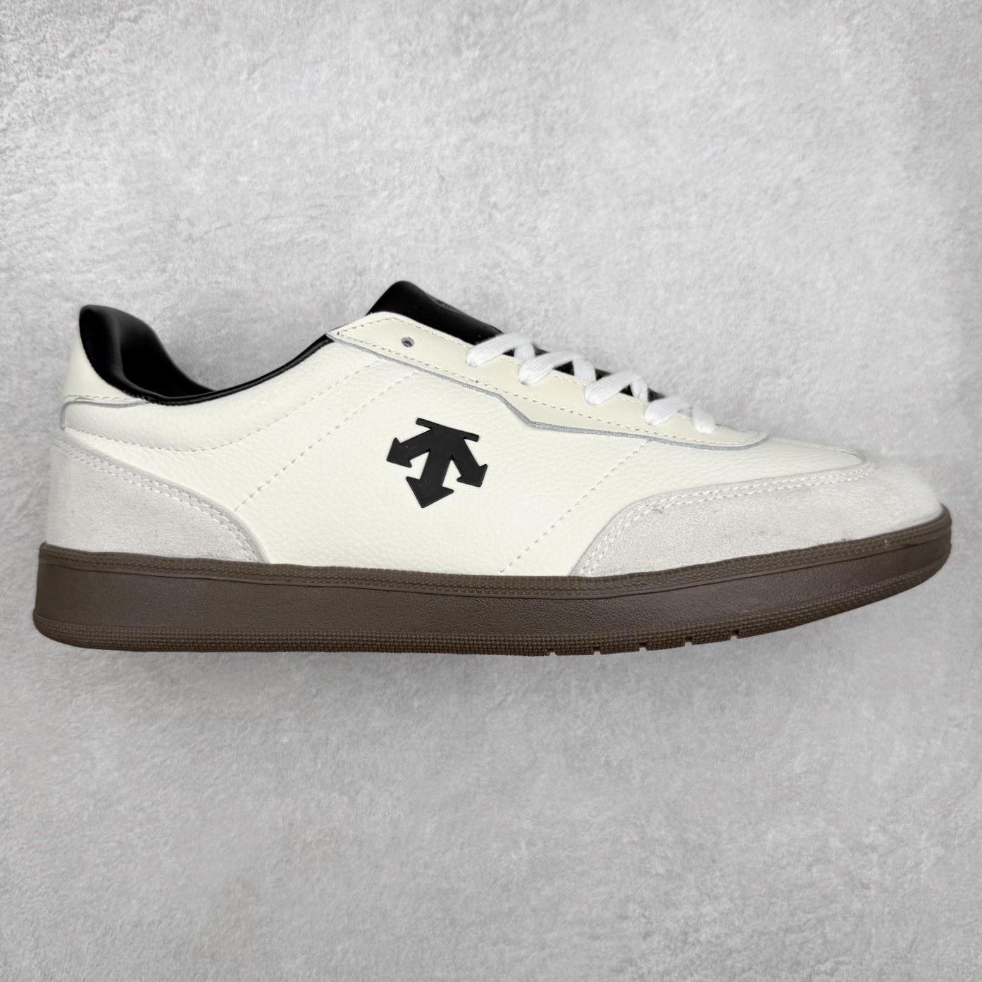 DESCENTE Chron 迪桑特复古拼接 舒适百搭 耐磨低帮生活休闲鞋 是一款集复古与现代于一体的低帮跑步鞋 简洁的牛皮鞋面不仅彰显出时尚的质感 还适用于多种场合的穿搭 这款鞋子的透气性能极佳 轻质弹性鞋底则提供了良好的舒适度和耐磨性 使你在行走或跑步时都能感受到脚底的柔软与支撑 尺码：36 36.5 37.5 38 38.5 39 40 40.5 41 42 42.5 43 44 44.5 45-选品中心