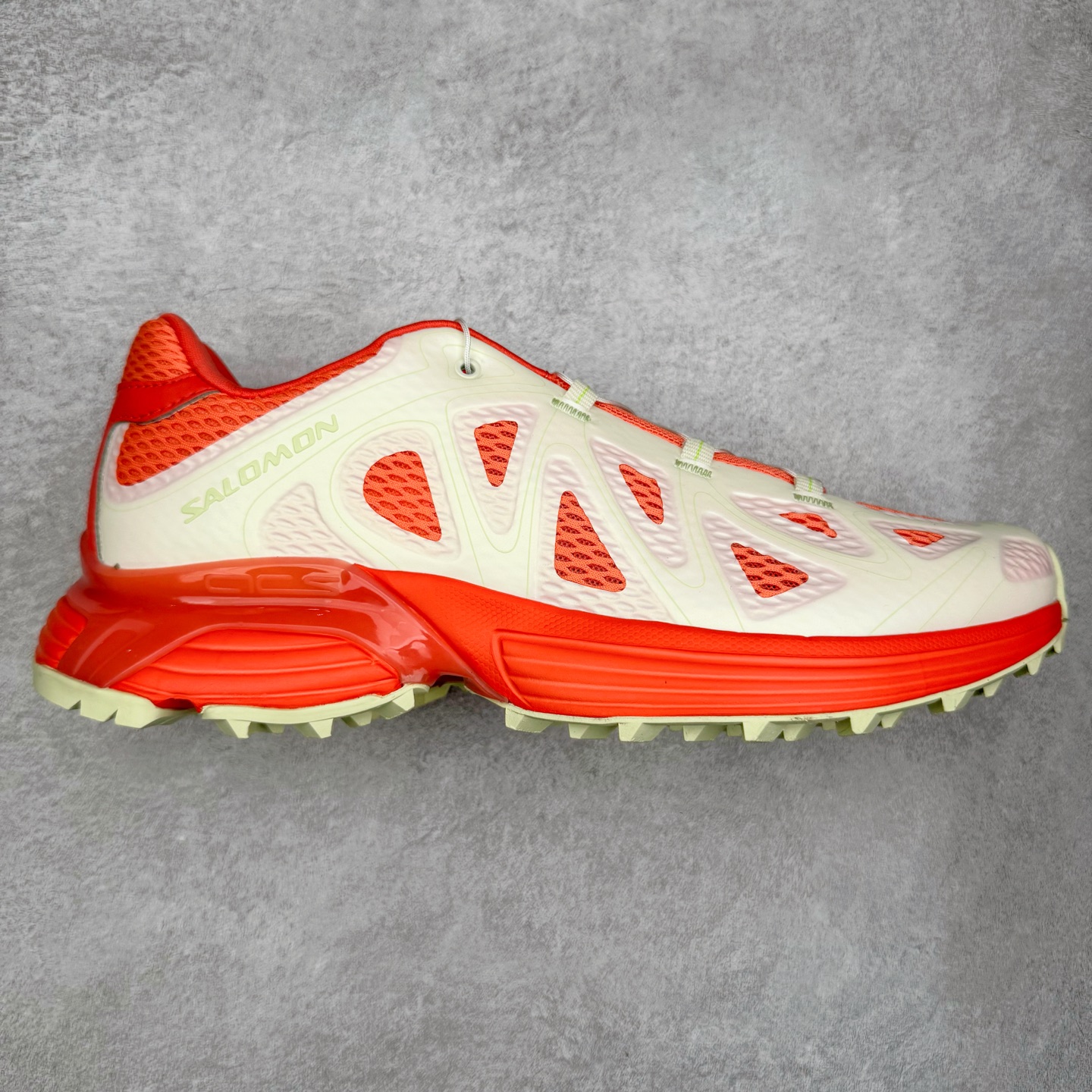 ＃HP SALOMON XT-WHISPER 萨洛蒙圆头防滑耐磨低帮休闲越野训练城市通勤跑步鞋 男女同款 浅棕色 纯原外贸平台特供订单 耗时半年巨作 全套原纸板楦头开发 原厂特供网布配套加持 确保原汁原味 完美呈现版型 原档数据独家私模五层组合大底 男女鞋同步官方开发至46.5 原装Ortholite轻量化鞋垫 中底布带钢印编号 原厂TPU锁扣 进口港宝加持 后跟自然饱满 还原公司包裹性 鞋面以“锯齿”状的包裹系统呈现 在基色底之下加入了各种色点缀 将公司的最新技术和时尚前卫的造型融入耐用的长跑款式中 鞋面由 TPU 薄膜制成 并焊接在高耐磨网眼上 使其既时尚又坚固 由 ACS底盘支撑 可增强稳定性和支撑力 以及由橡胶凸耳 Contragrip外底覆盖的 EVA 缓冲中底 旨在应对崎岖的地形 鞋舌上的彩色Salomon 标签、Quicklace 系统以及鞋头、鞋舌和鞋跟上的附加品牌使细节更加完美 让穿着者可以轻松驾驭户外与通勤下的任何运动生活场景 无缝鞋身户外随意纵横 颜值与脚感兼备 出街通勤 绝对非常吸睛 你值得拥有 尺码：36 36.5 37.5 38 38.5 39 40 40.5 41 42 42.5 43 44 44.5 45 46 46.5 注意：偏小1码-选品中心