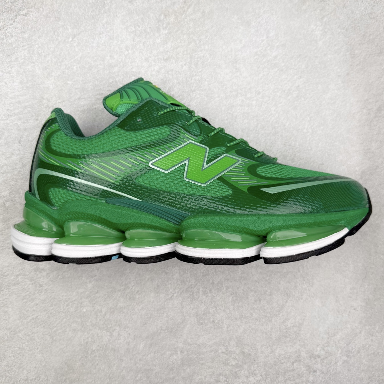 New Balance NB2000 舒适百搭防滑耐磨低帮 休闲跑步鞋 New Balance 在近两年的球鞋市场屡出奇招，在经典鞋型保持进一步增长的同时，推出的每一款新鞋型也都有傲人的战绩。在 327、9060 等鞋型获得成功之后，今天 New Balance 家族又迎来了新鲜血液的注入。这双 New Balance 2000 依然是融合了新旧元素的跑鞋造型，命名为 2000，或许是它的设计理念有着 Y2K 的血统。最大的亮点，在于这双鞋的中底。外侧以五个 ABZORB 单元，带来极具辨识度和冲击力的视觉效果，让这双鞋在外观和脚感方面都颇具吸引力。尺码：36 37 37.5 38 38.5 39 40 40.5 41 42 42.5 43 44 45 46-选品中心