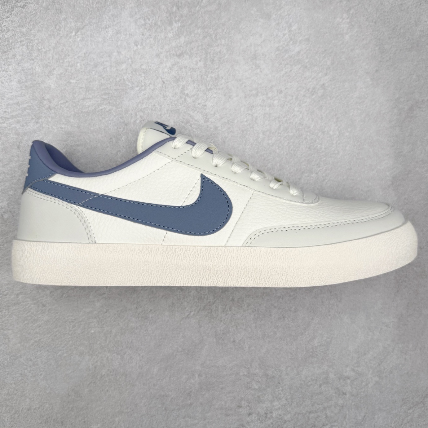 J.Crew x NK Killshot II Leather 联名复古板鞋 HQ1657-106 采用米白色皮革制作鞋身 Swoosh 点缀其中 最后搭载棕色生胶大底 流露出满满的复古气气息 尺码:36 36.5 37.5 38 38.5 39 40 40.5 41 42 42.5 43 44 44.5 45-选品中心