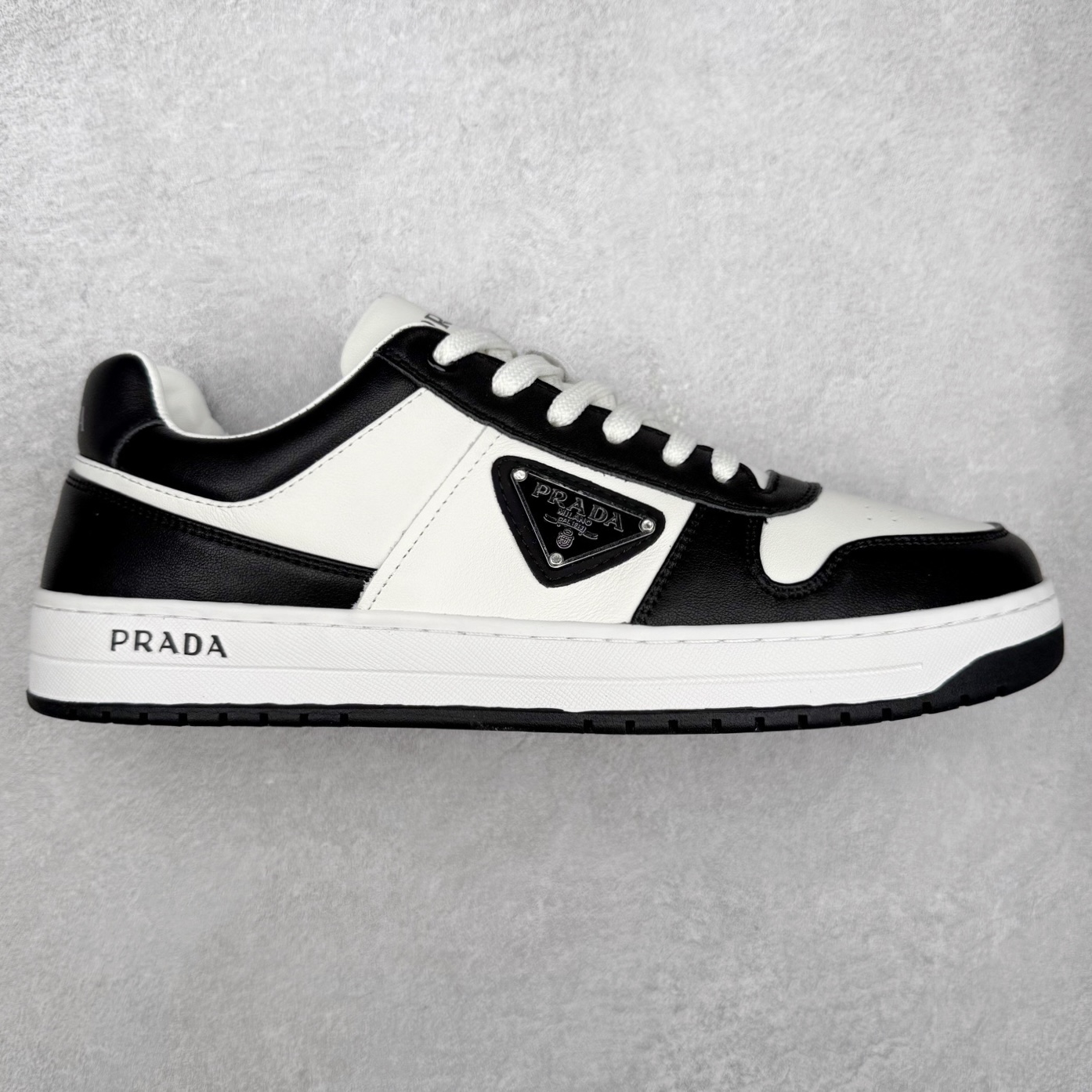 PRADA 普拉达马龙同款低帮男鞋休闲鞋运动板鞋系列 明星同款 广东大厂品质 专柜同步 大气个性更潮更抢眼更追求档次,它将颠覆旧念,与您共度时尚潮人必备! 面料采用原版进口小牛皮 牛皮内里垫脚 橡胶大底 轻便防滑耐磨 脚感舒适 款式耐看做工精细 配以简洁利落的鞋楦 彰显男人的果敢和硬朗 尺码:38 39 40 41 42 43 44 (皮鞋码)-选品中心