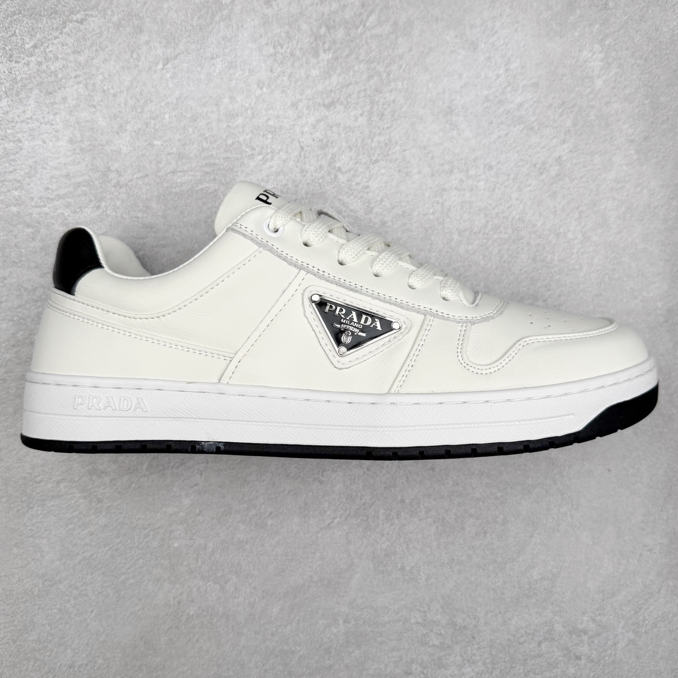PRADA 普拉达马龙同款低帮男鞋休闲鞋运动板鞋系列 明星同款 广东大厂品质 专柜同步 大气个性更潮更抢眼更追求档次，它将颠覆旧念，与您共度时尚潮人必备! 面料采用原版进口小牛皮 牛皮内里垫脚 橡胶大底 轻便防滑耐磨 脚感舒适 款式耐看做工精细 配以简洁利落的鞋楦 彰显男人的果敢和硬朗 尺码：38 39 40 41 42 43 44 （皮鞋码）-选品中心