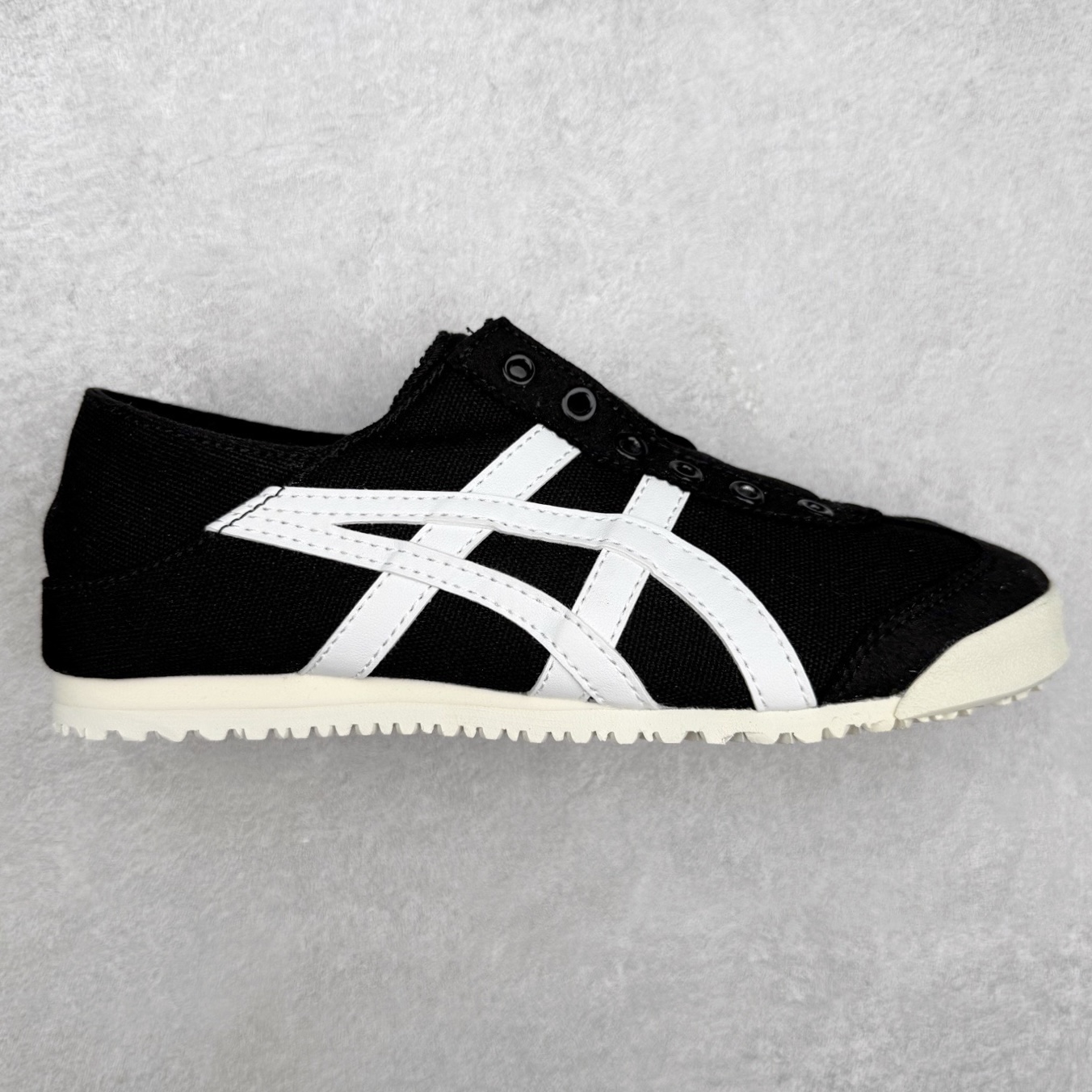 ＃纯原福利 Asics Onitsuka Tiger MEXICO 66 亚瑟士鬼冢虎复古经典板鞋 市场最强版本 原厂牛津布加持 海外订单工厂出品 超成熟稳定的做工品控 原装全套纸板楦头开发 原汁原味 完美呈现版型 私模正确鞋底咬花纹路 一比一鞋头弧度高度鞋身弧度 绝不口嗨 细节品控鞋型随意秒杀市面 原档咬花纹路私模大底 一个单元有六个三角形 总体形拼接呈现花瓣状 官方四联吊牌 原装Ortholite轻量化鞋垫 原盒原配 质保卡 说明书 钢印防尘纸 纸板中底带钢印 乳胶组合鞋垫 支持全方位的对比专柜 产品从款式颜色造型上体现出追求舒适和细节的完美 鞋类更是推崇手工制作的严谨与完美 融舒适性与可穿性的设计风格 注重细节的完美和别致魅力 既保持稳重 又不失轻松的时尚感 尺码：36 37 37.5 38 39 39.5 40 40.5 41.5 42 42.5 43.5 44 45-选品中心
