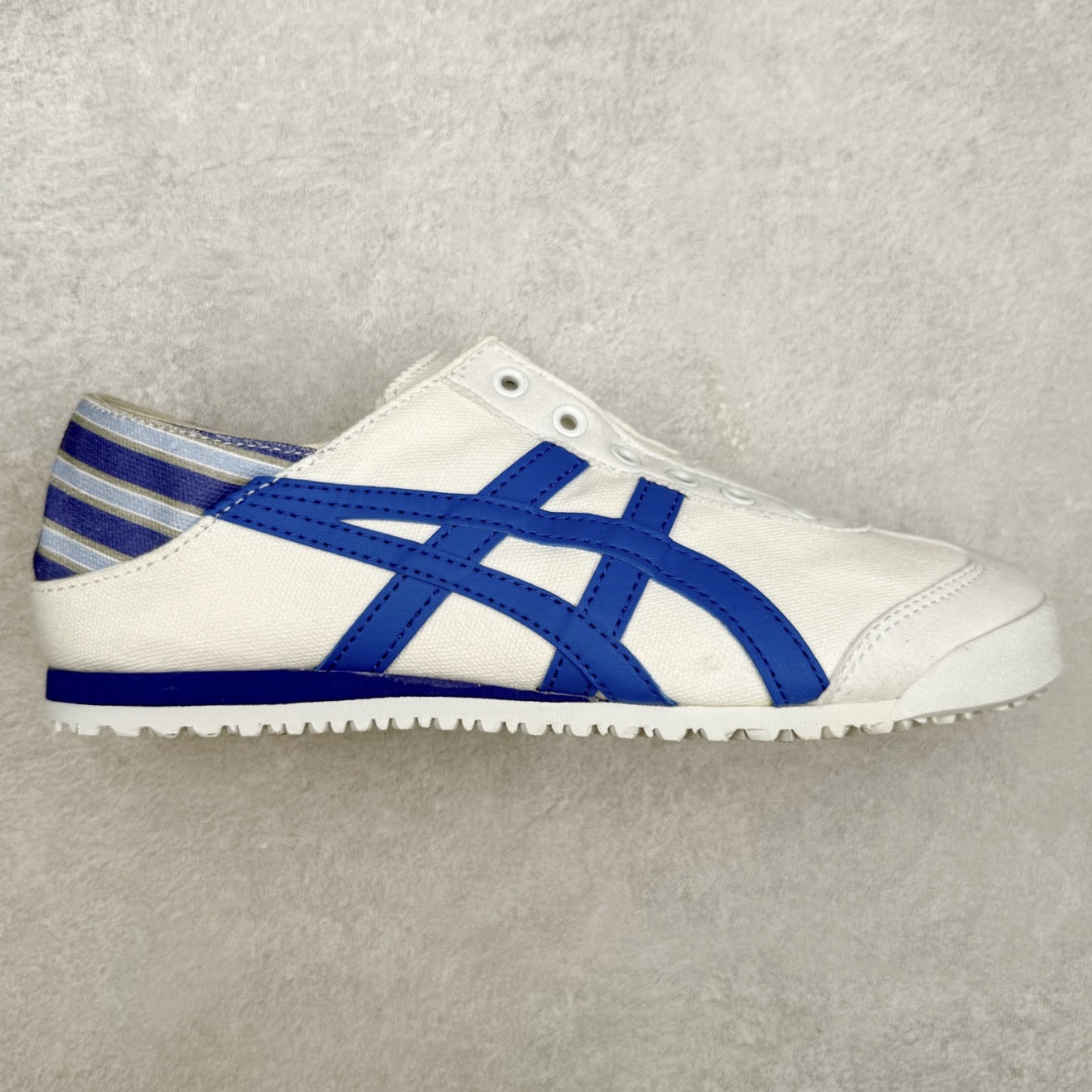 ＃纯原福利 Asics Onitsuka Tiger MEXICO 66 亚瑟士鬼冢虎复古经典板鞋 市场最强版本 原厂牛津布加持 海外订单工厂出品 超成熟稳定的做工品控 原装全套纸板楦头开发 原汁原味 完美呈现版型 私模正确鞋底咬花纹路 一比一鞋头弧度高度鞋身弧度 绝不口嗨 细节品控鞋型随意秒杀市面 原档咬花纹路私模大底 一个单元有六个三角形 总体形拼接呈现花瓣状 官方四联吊牌 原装Ortholite轻量化鞋垫 原盒原配 质保卡 说明书 钢印防尘纸 纸板中底带钢印 乳胶组合鞋垫 支持全方位的对比专柜 产品从款式颜色造型上体现出追求舒适和细节的完美 鞋类更是推崇手工制作的严谨与完美 融舒适性与可穿性的设计风格 注重细节的完美和别致魅力 既保持稳重 又不失轻松的时尚感 尺码：36 37 37.5 38 39 39.5 40 40.5 41.5 42 42.5 43.5 44 45-选品中心