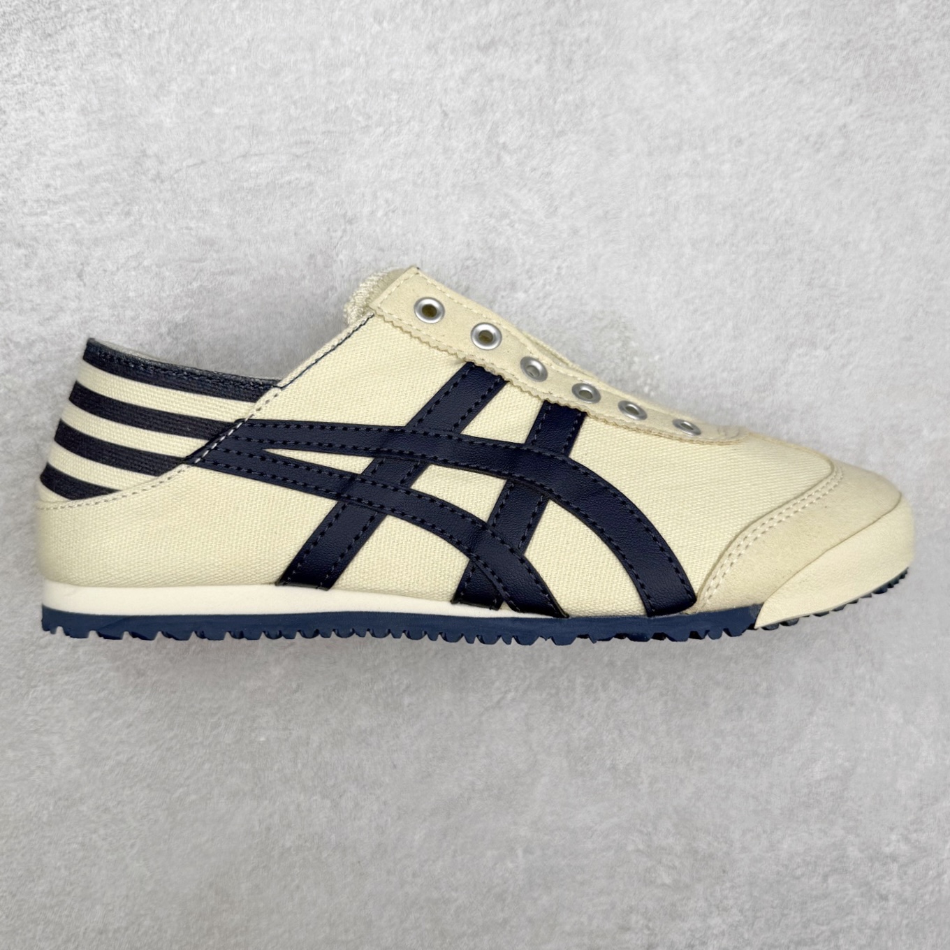 ＃纯原福利 Asics Onitsuka Tiger MEXICO 66 亚瑟士鬼冢虎复古经典板鞋 市场最强版本 原厂牛津布加持 海外订单工厂出品 超成熟稳定的做工品控 原装全套纸板楦头开发 原汁原味 完美呈现版型 私模正确鞋底咬花纹路 一比一鞋头弧度高度鞋身弧度 绝不口嗨 细节品控鞋型随意秒杀市面 原档咬花纹路私模大底 一个单元有六个三角形 总体形拼接呈现花瓣状 官方四联吊牌 原装Ortholite轻量化鞋垫 原盒原配 质保卡 说明书 钢印防尘纸 纸板中底带钢印 乳胶组合鞋垫 支持全方位的对比专柜 产品从款式颜色造型上体现出追求舒适和细节的完美 鞋类更是推崇手工制作的严谨与完美 融舒适性与可穿性的设计风格 注重细节的完美和别致魅力 既保持稳重 又不失轻松的时尚感 尺码：36 37 37.5 38 39 39.5 40 40.5 41.5 42 42.5 43.5 44 45-选品中心