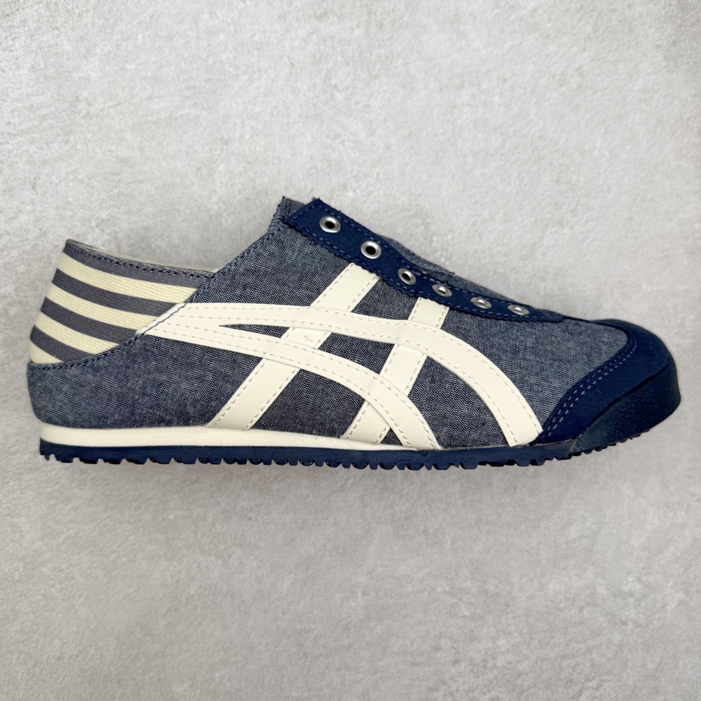 ＃纯原福利 Asics Onitsuka Tiger MEXICO 66 亚瑟士鬼冢虎复古经典板鞋 市场最强版本 原厂牛津布加持 海外订单工厂出品 超成熟稳定的做工品控 原装全套纸板楦头开发 原汁原味 完美呈现版型 私模正确鞋底咬花纹路 一比一鞋头弧度高度鞋身弧度 绝不口嗨 细节品控鞋型随意秒杀市面 原档咬花纹路私模大底 一个单元有六个三角形 总体形拼接呈现花瓣状 官方四联吊牌 原装Ortholite轻量化鞋垫 原盒原配 质保卡 说明书 钢印防尘纸 纸板中底带钢印 乳胶组合鞋垫 支持全方位的对比专柜 产品从款式颜色造型上体现出追求舒适和细节的完美 鞋类更是推崇手工制作的严谨与完美 融舒适性与可穿性的设计风格 注重细节的完美和别致魅力 既保持稳重 又不失轻松的时尚感 尺码：36 37 37.5 38 39 39.5 40 40.5 41.5 42 42.5 43.5 44 45-选品中心