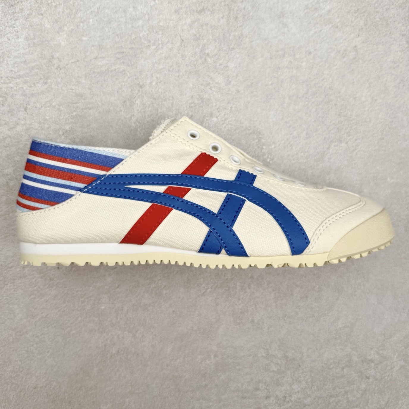 ＃纯原福利 Asics Onitsuka Tiger MEXICO 66 亚瑟士鬼冢虎复古经典板鞋 市场最强版本 原厂牛津布加持 海外订单工厂出品 超成熟稳定的做工品控 原装全套纸板楦头开发 原汁原味 完美呈现版型 私模正确鞋底咬花纹路 一比一鞋头弧度高度鞋身弧度 绝不口嗨 细节品控鞋型随意秒杀市面 原档咬花纹路私模大底 一个单元有六个三角形 总体形拼接呈现花瓣状 官方四联吊牌 原装Ortholite轻量化鞋垫 原盒原配 质保卡 说明书 钢印防尘纸 纸板中底带钢印 乳胶组合鞋垫 支持全方位的对比专柜 产品从款式颜色造型上体现出追求舒适和细节的完美 鞋类更是推崇手工制作的严谨与完美 融舒适性与可穿性的设计风格 注重细节的完美和别致魅力 既保持稳重 又不失轻松的时尚感 尺码：36 37 37.5 38 39 39.5 40 40.5 41.5 42 42.5 43.5 44 45-选品中心