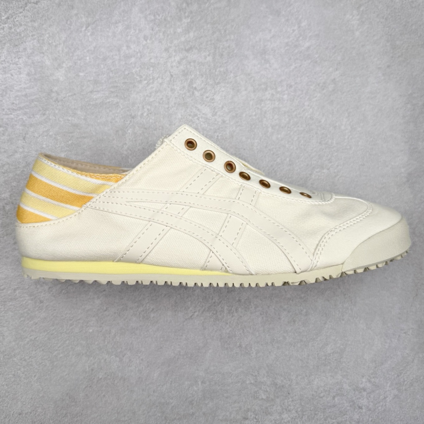 ＃纯原福利 Asics Onitsuka Tiger MEXICO 66 亚瑟士鬼冢虎复古经典板鞋 市场最强版本 原厂牛津布加持 海外订单工厂出品 超成熟稳定的做工品控 原装全套纸板楦头开发 原汁原味 完美呈现版型 私模正确鞋底咬花纹路 一比一鞋头弧度高度鞋身弧度 绝不口嗨 细节品控鞋型随意秒杀市面 原档咬花纹路私模大底 一个单元有六个三角形 总体形拼接呈现花瓣状 官方四联吊牌 原装Ortholite轻量化鞋垫 原盒原配 质保卡 说明书 钢印防尘纸 纸板中底带钢印 乳胶组合鞋垫 支持全方位的对比专柜 产品从款式颜色造型上体现出追求舒适和细节的完美 鞋类更是推崇手工制作的严谨与完美 融舒适性与可穿性的设计风格 注重细节的完美和别致魅力 既保持稳重 又不失轻松的时尚感 尺码：36 37 37.5 38 39 39.5 40 40.5 41.5 42 42.5 43.5 44 45-选品中心