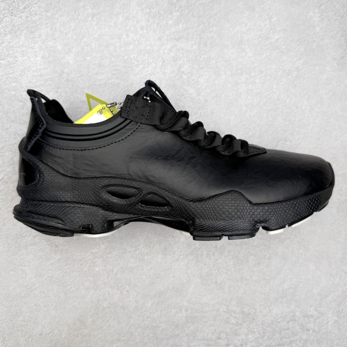 ECCO爱步老爹鞋男士夏季新款 飞织网面百搭潮流户外运动鞋 健步BIOM系列新款 全新的轻量发泡底材与直接注塑橡胶大底相结合 柔软舒适，轻量回弹，脚感更轻盈 鞋面采用GORE-TEX飞织网面与牛皮相结合 给你贴心透气呵护 自然律动科技 符合人体工学鞋楦 贴近足部天然形态 橡胶大底，抓地力强，具有良好的耐磨性 轻盈自如 适跑畅练 尺码：38 39 40 41 42 43 44 （皮鞋码）-选品中心