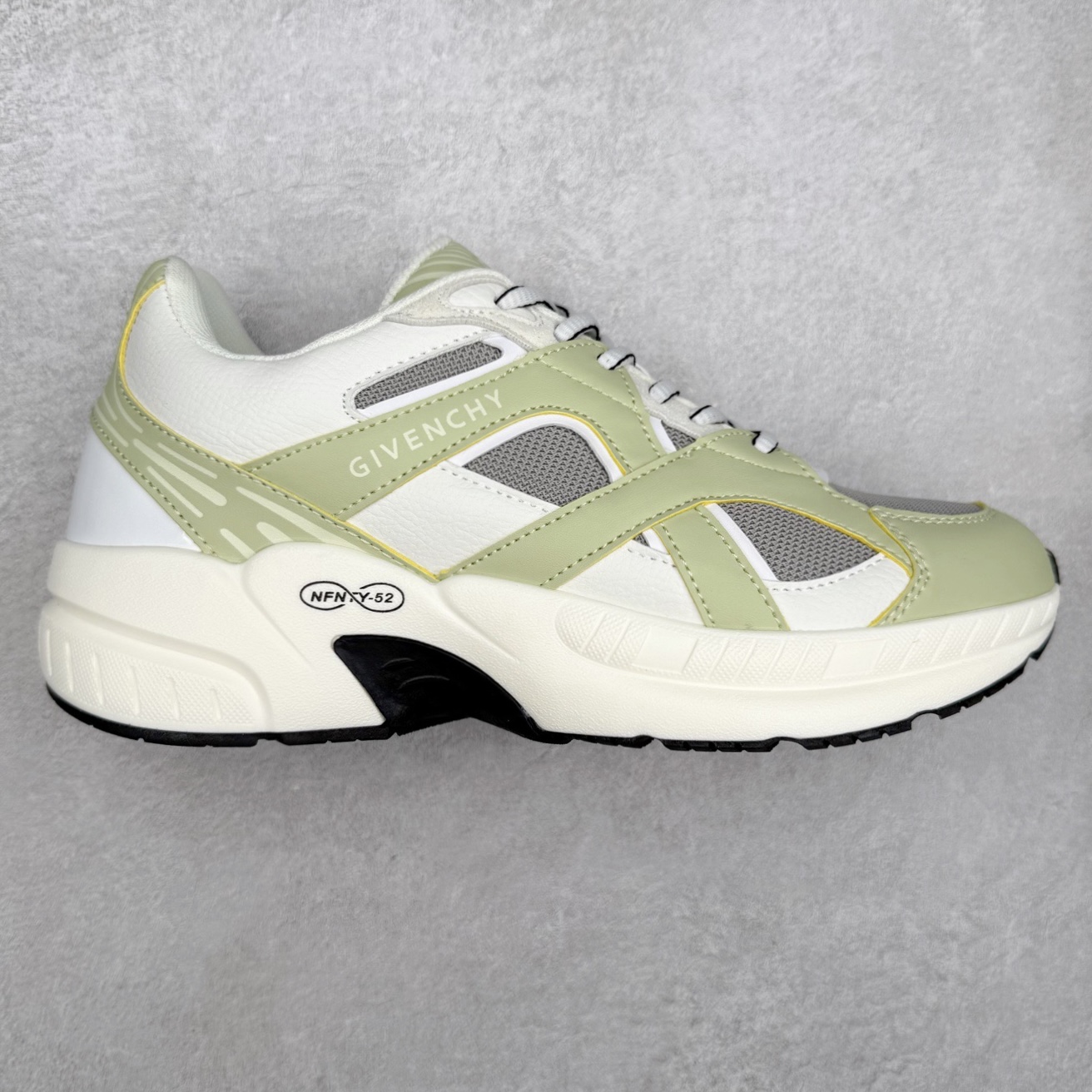 纪梵希 Nfnty-52 圆头系带 logo图案跑鞋低帮生活休闲鞋 性价比天花板 极力推荐 采用全粒面头层牛皮革鞋面材质 正确吸汗网布贴合PU高弹发泡增高鞋垫 独家开发组合TR光泽耐韧隔色橡胶鞋底 尺码：36 37 38 39 40 41 42 43 44 45-选品中心