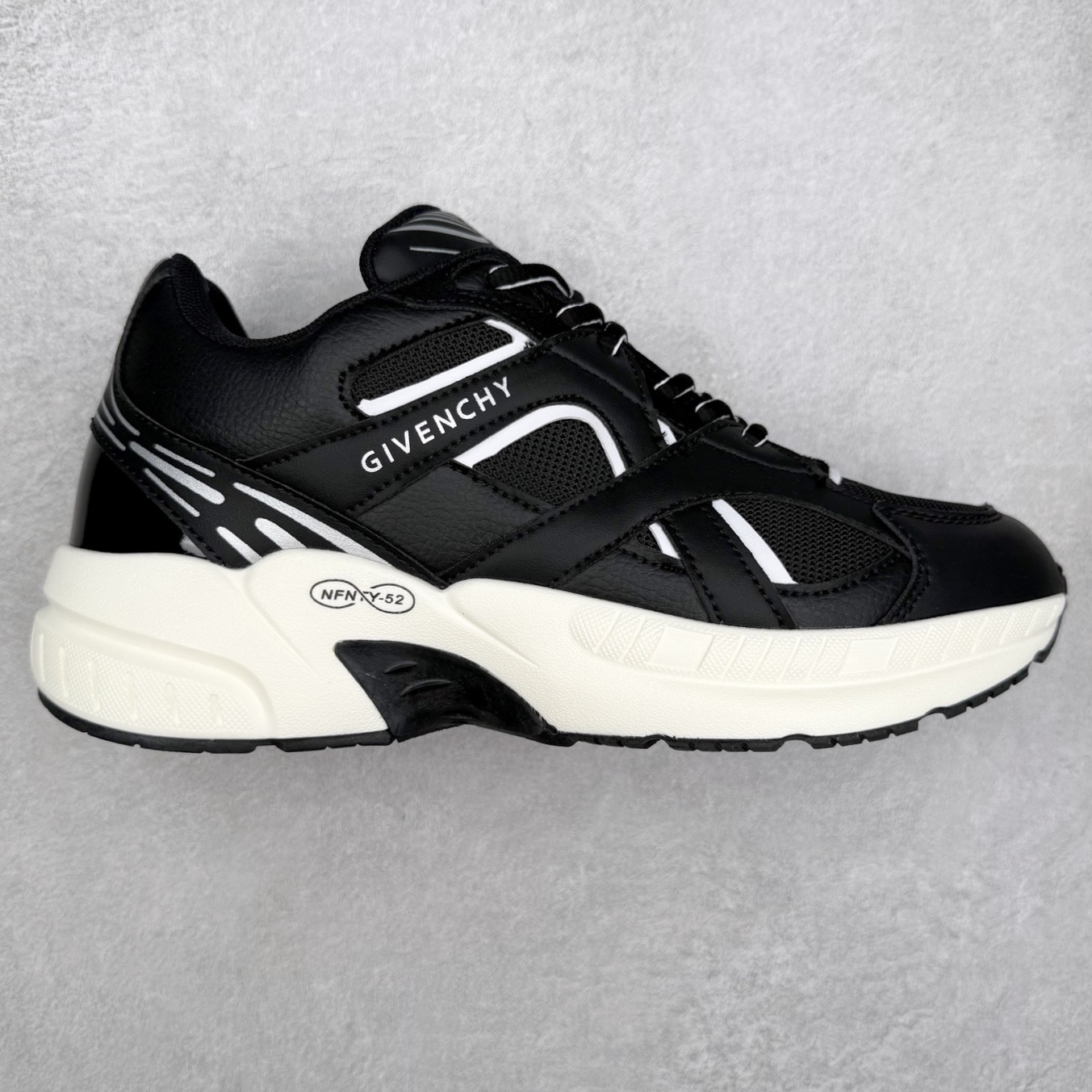 纪梵希 Nfnty-52 圆头系带 logo图案跑鞋低帮生活休闲鞋 性价比天花板 极力推荐 采用全粒面头层牛皮革鞋面材质 正确吸汗网布贴合PU高弹发泡增高鞋垫 独家开发组合TR光泽耐韧隔色橡胶鞋底 尺码：36 37 38 39 40 41 42 43 44 45-选品中心