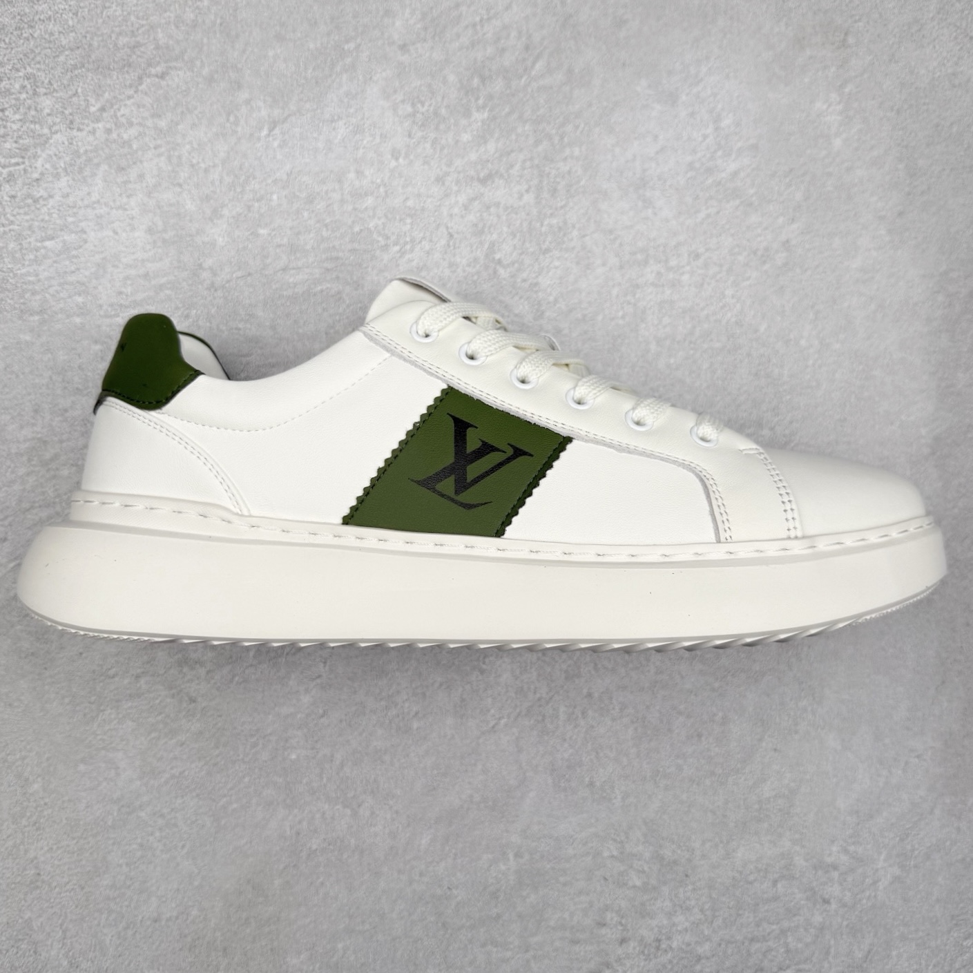 Louis Vuitton LV男鞋路易威登休闲文化运动板鞋系列 广东大厂品质 舒适轻泡大底和百搭性霸屏整个时尚娱乐圈，细节调整完美主义！鞋面采用意大利进口头层小牛皮材质 独家开模轻泡大底， 侧边采用3D打印标志性Logo 尽显贵族时尚气息，台湾进口小牛皮挂皮内里，配带正品全套包装。尺码：39 40 41 42 43 44（皮鞋码）-选品中心