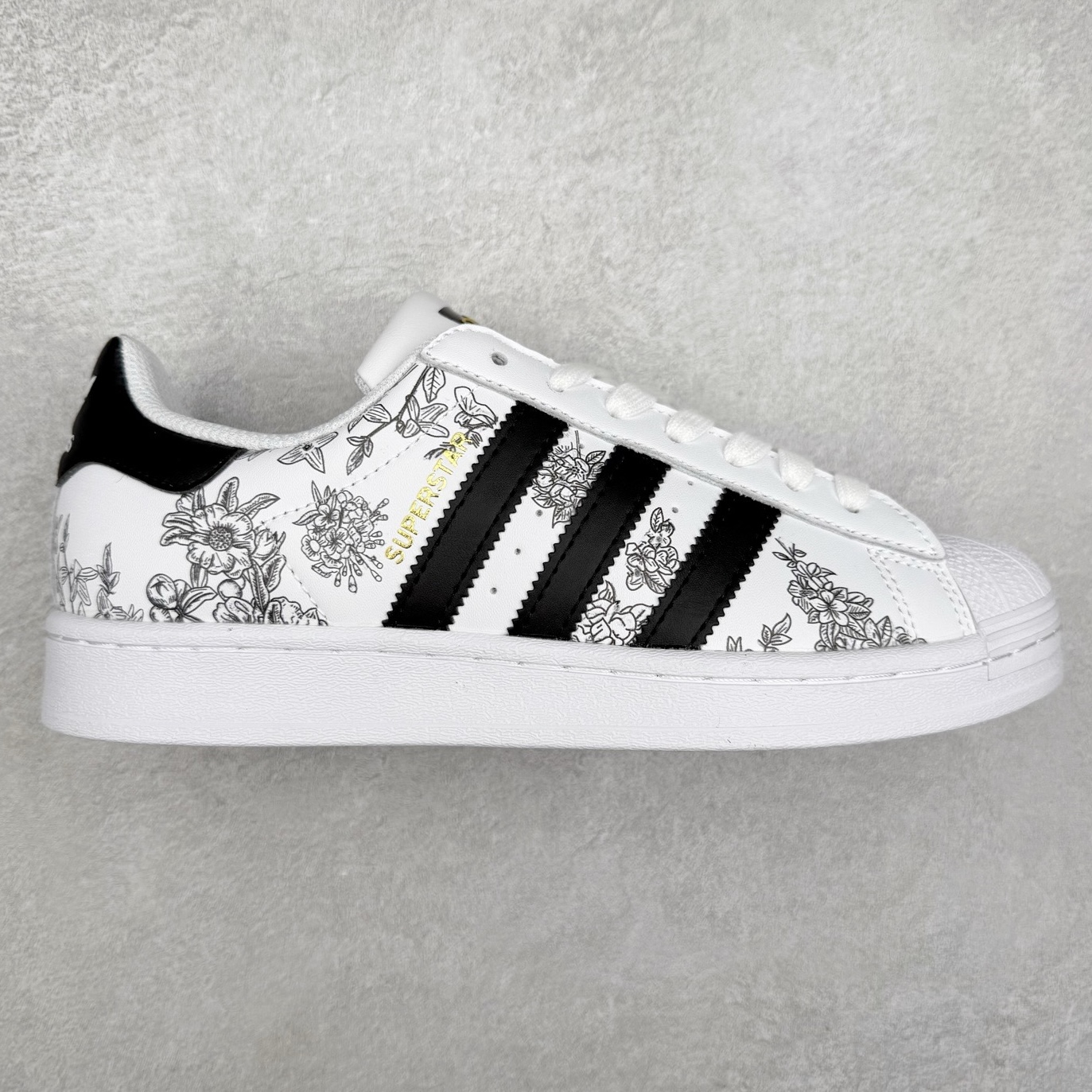 AD Originals Superstar 经典复古贝壳头板鞋 EG4958 诞生于1969年 是第一双将全皮面鞋 身与橡胶鞋头结合在一起的低帮篮球鞋 Superstar最开始 是作为高帮篮球鞋Pro Model的低帮版本而出现的 但因为其独特和醒目的橡胶鞋头造型而让大家熟知 被大家形象地称为\\\”shelltoe\\\”贝壳头 在70年代的美国职业篮球场上 接近3/4的NBA球员都将这双Superstar作为场上用鞋 80年代之后 经过不断的改良和发展 Superstar逐渐成为横跨时装、音乐、街头文化、休闲和运动等各大领域的时尚潮鞋 尺码：36 36.5 37 38 38.5 39 40 40.5 41 42 42.5 43 44 44.5 45-选品中心