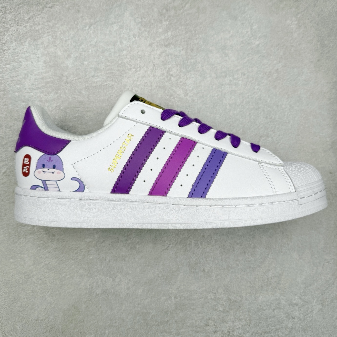 AD Originals Superstar 经典复古贝壳头板鞋 EG4958 诞生于1969年 是第一双将全皮面鞋 身与橡胶鞋头结合在一起的低帮篮球鞋 Superstar最开始 是作为高帮篮球鞋Pro Model的低帮版本而出现的 但因为其独特和醒目的橡胶鞋头造型而让大家熟知 被大家形象地称为\\\”shelltoe\\\”贝壳头 在70年代的美国职业篮球场上 接近3/4的NBA球员都将这双Superstar作为场上用鞋 80年代之后 经过不断的改良和发展 Superstar逐渐成为横跨时装、音乐、街头文化、休闲和运动等各大领域的时尚潮鞋 尺码：36 36.5 37 38 38.5 39 40 40.5 41 42 42.5 43 44 44.5 45-选品中心