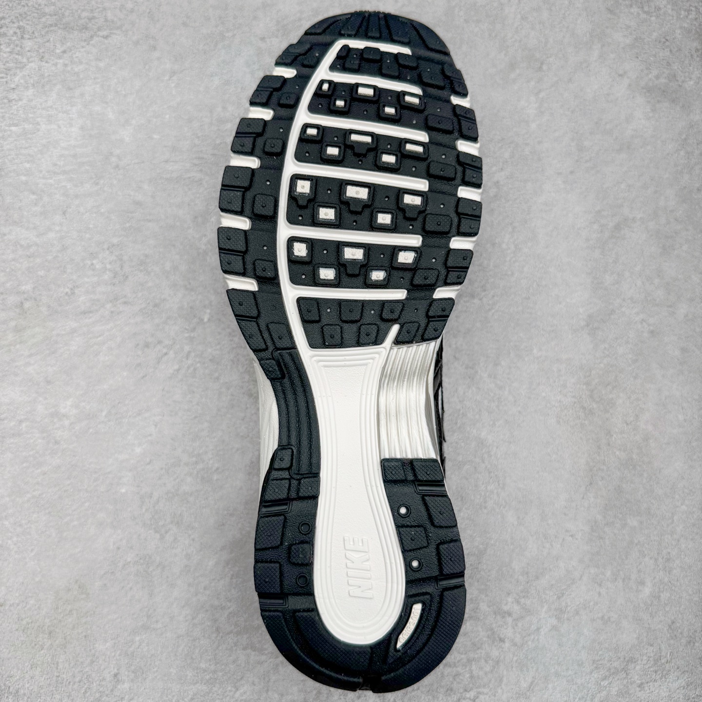 图片[9]-＃CS纯原 NK P-6000 系列低帮复古老爹风休闲运动舒适慢跑鞋 BV1021-011 购入原鞋原装纸板楦头开发 独家私模四层组合大底 市场唯一正确版本 良心定价 新配色陆续出货 进口三文治网面 融合 Pegasus 过往运动鞋设计 助力 21 世纪早期跑步运动跃升时尚新高度 采用透气网眼布、运动风格线条和耐穿覆面 兼具吸睛外观和舒适感受 中底泡绵以田径赛道为灵感 打造厚实设计 缔造出众缓震性能 尺码：36 36.5 37.5 38 38.5 39 40 40.5 41 42 42.5 43 44 44.5 45-选品中心